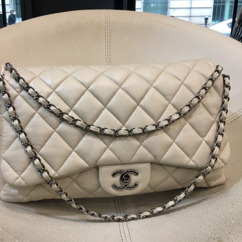 Maison Chanel bag in quilted beige lambskin. Ideal for every day because it has the perfect size. The interior is in beige satin with 3 bellows. It is worn on the shoulder. In very good shape.
Italian made.
It is in very good condition. A cleaning