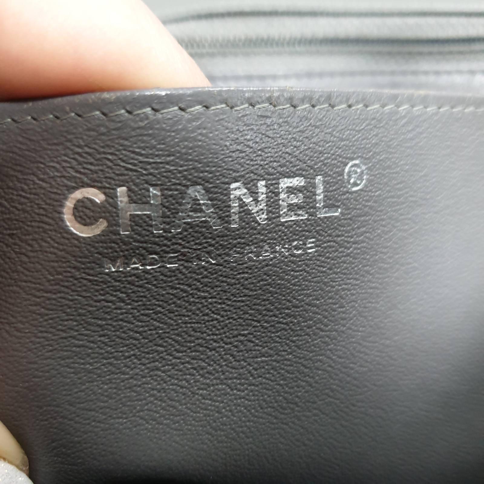 CHANEL Jumbo Gray Caviar Leather Maxi Bag In Good Condition In Krakow, PL