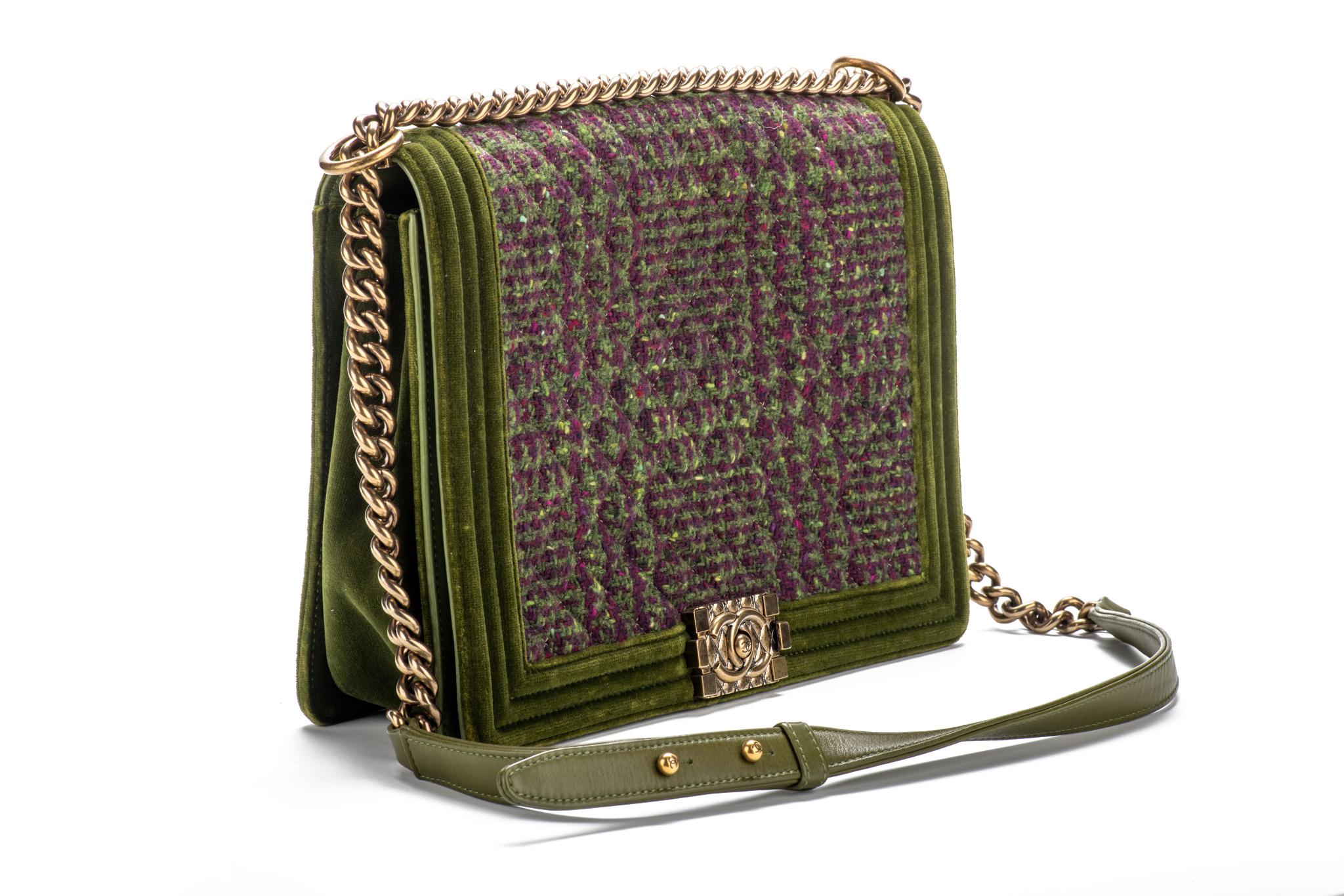 Borsa Chanel jumbo in velluto verde, tweed viola e oro. Altezza della spalla, 12/20
