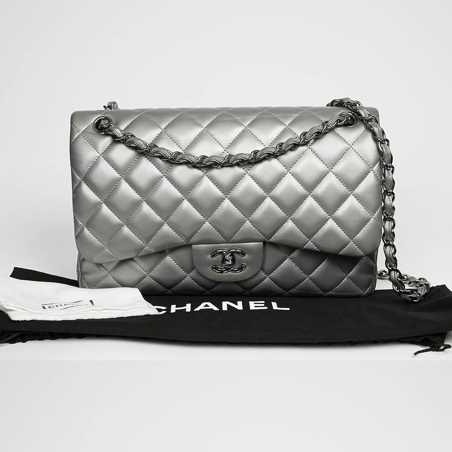 Iconic bag from Maison Chanel created by Gabrielle Chanel. Both elegant with its lambskin quilting inspired by the equestrian world that is dear to it and modern with its shoulder strap intertwining chain links and leather ribbons to allow it to be