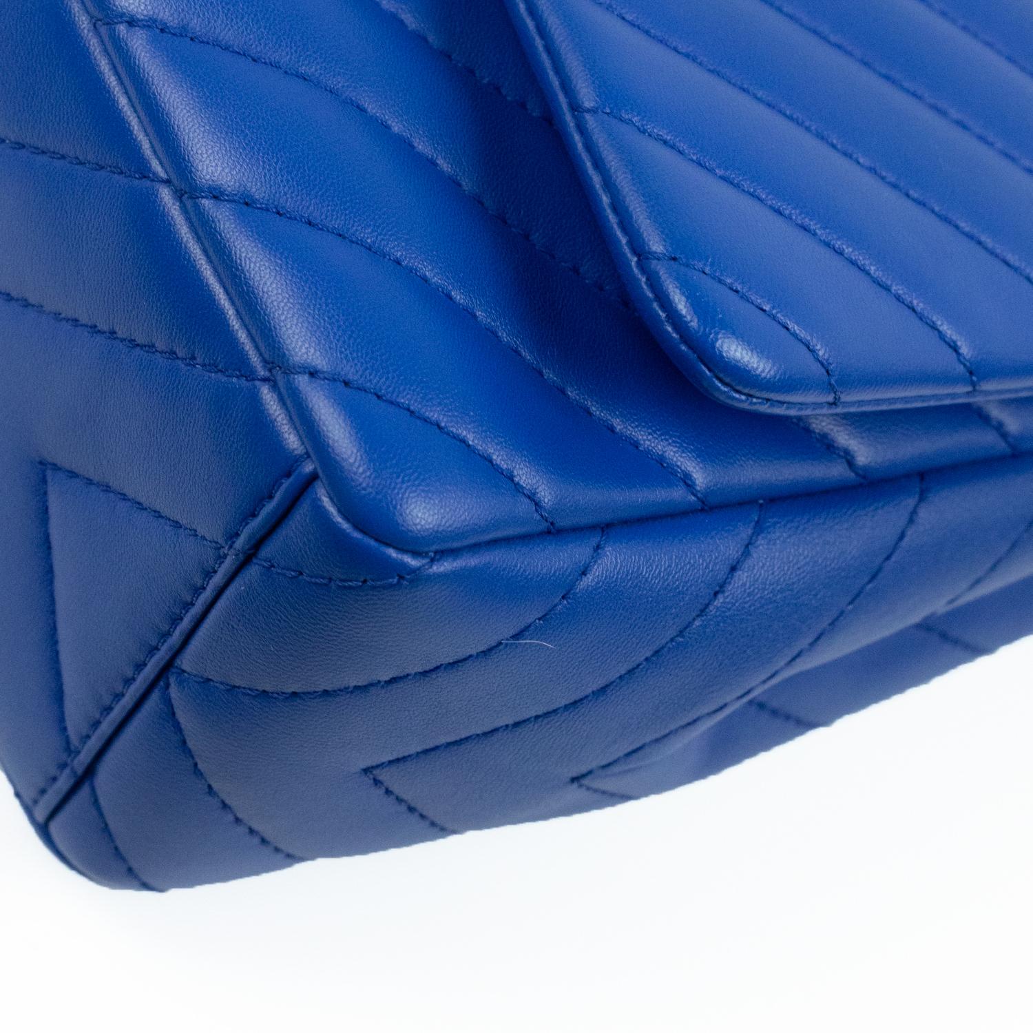 CHANEL, Jumbo in blue leather 6