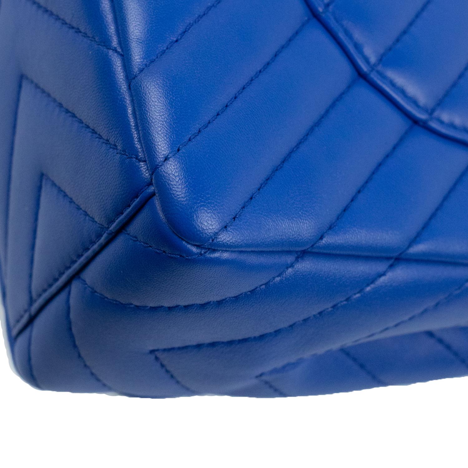 CHANEL, Jumbo in blue leather 7