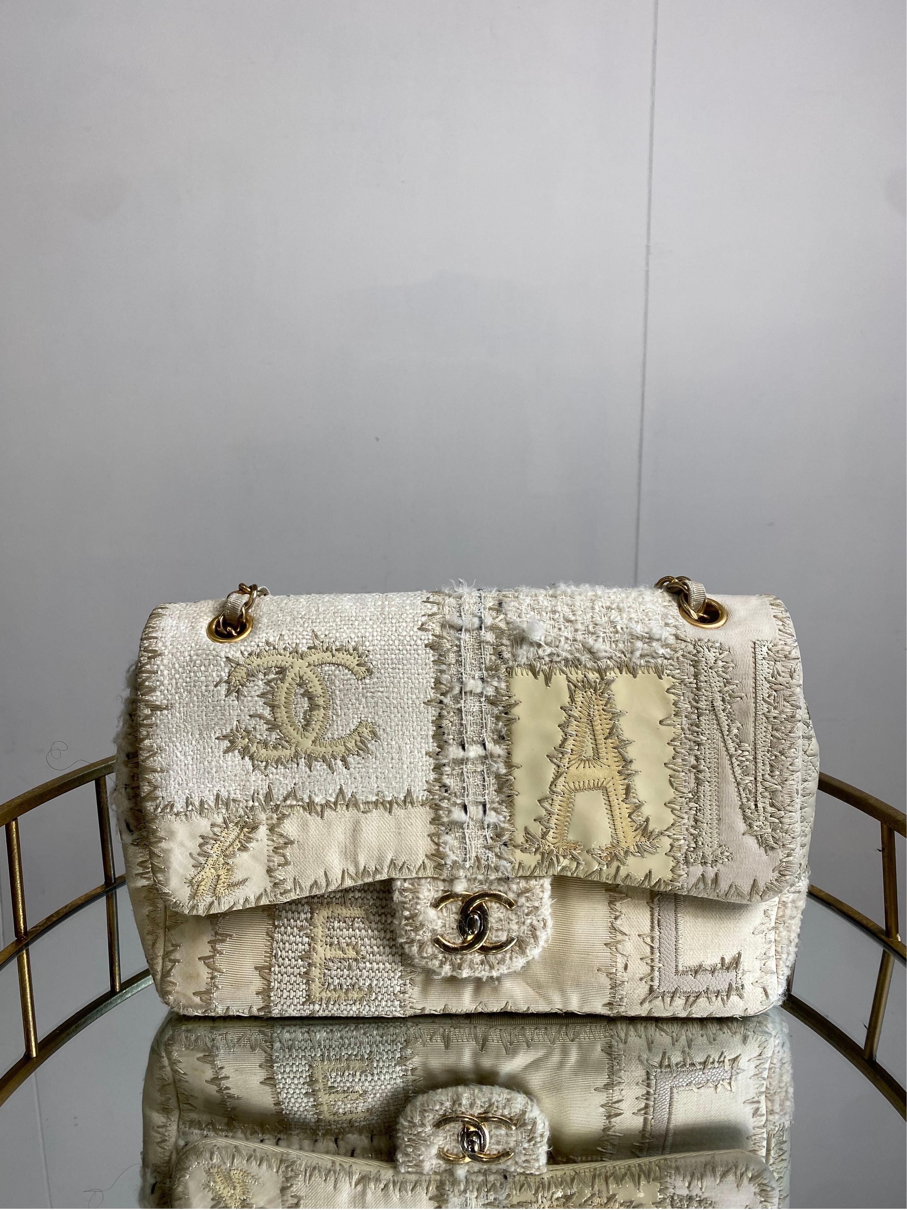 Chanel Jumbo Limited edition patchwork bag.
Mixed cream fabric exterior including tweed and patent leather.
Champagne gold hardware
Signature CC turn lock clasp.
Height 21 cm
Width 29 cm
Depth 8 cm
It has several points of light blackening on the
