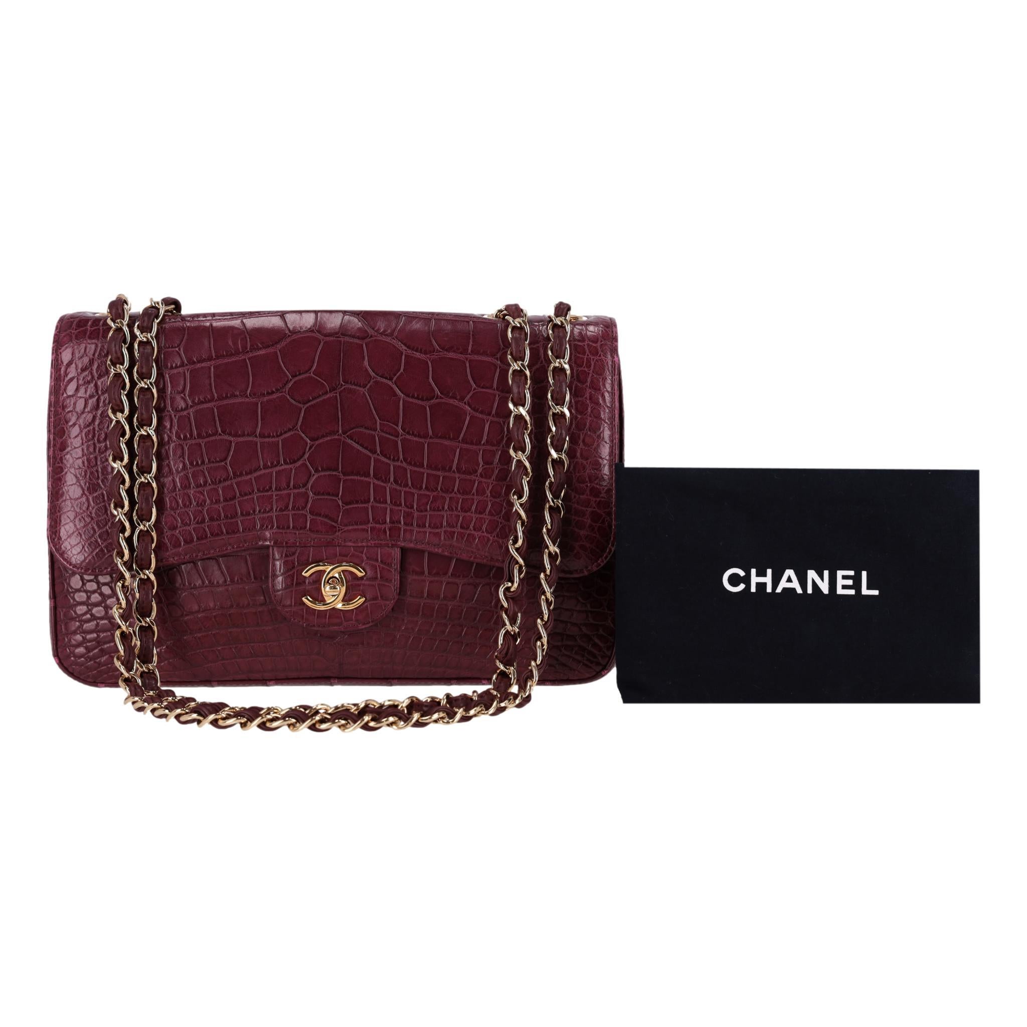 Pezzo da investimento - Borsa Chanel Jumbo in pelle di alligatore opaca Timeless Flap

Borsa iconica bordeaux opaco realizzata in pelle di alligatore con finiture dorate.

Caratterizzata da una patta frontale e dall'inconfondibile chiusura