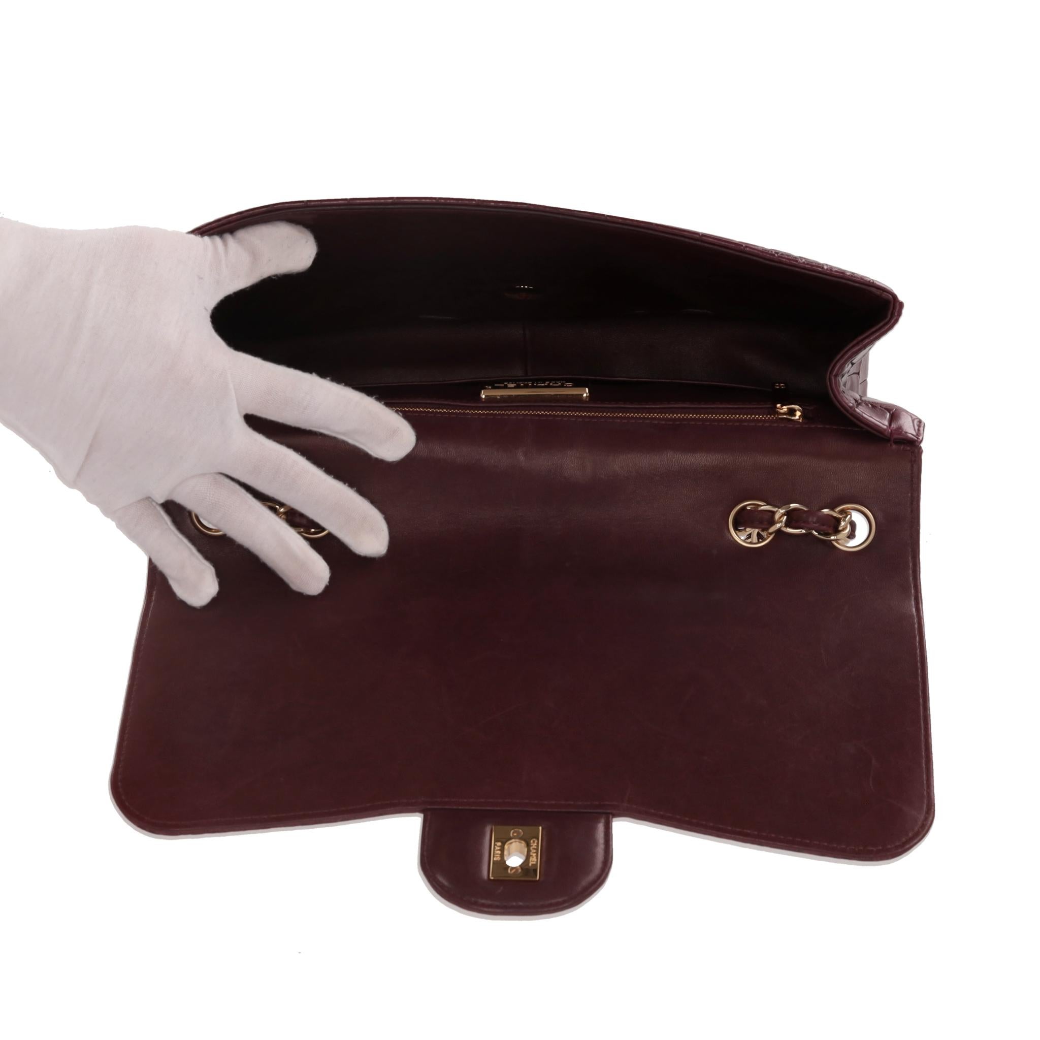 Borsa Chanel Jumbo in pelle di alligatore opaca Timeless Flap in vendita 2