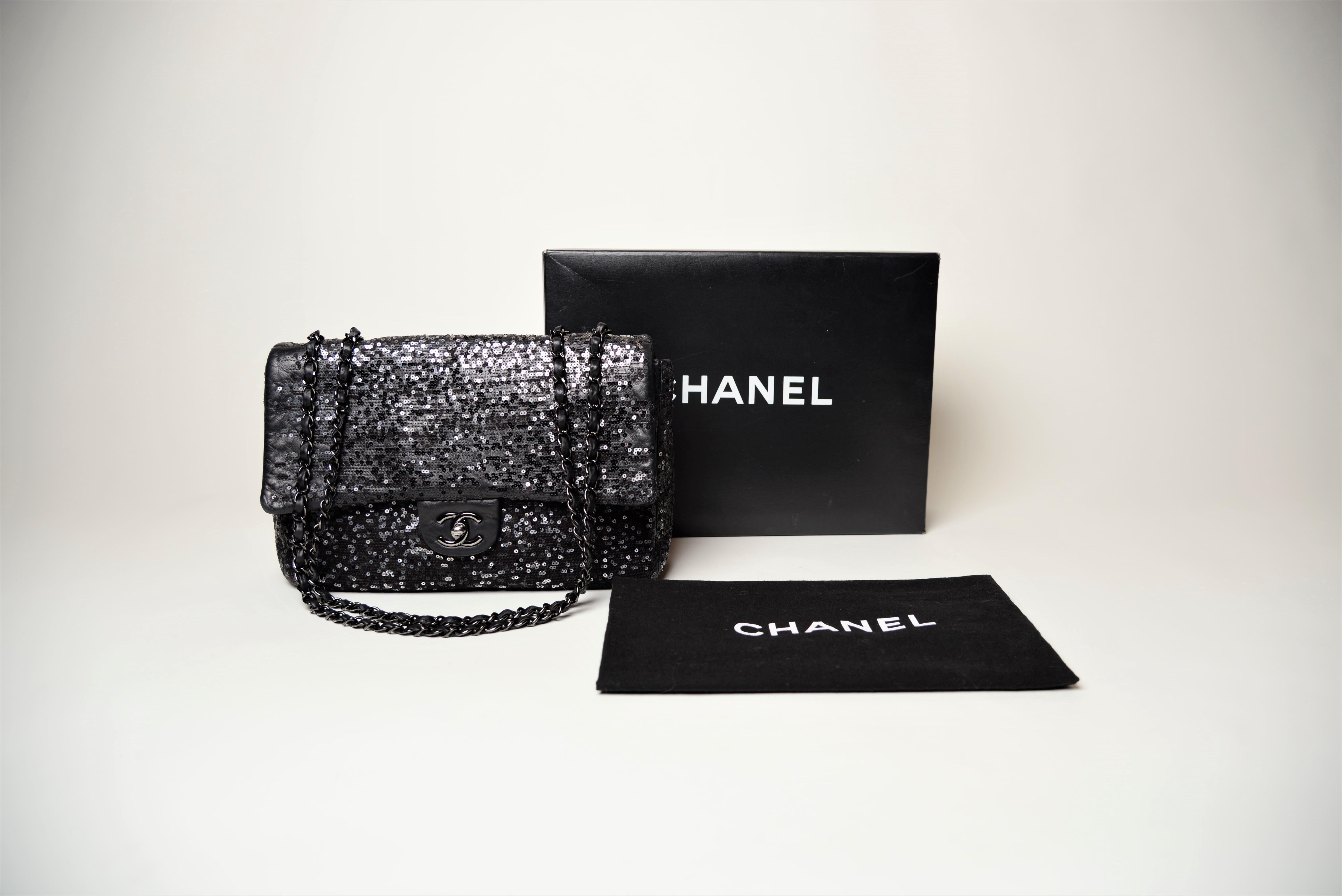 From the collection of SAVINETI we offer this Chanel Sequins Jumbo Flap Bag :
-	Brand: Chanel
-	Model: Jumbo; Moonlight on Water collection
-	Year: 2011
-	Code: 15316893
-	Condition: Good
-	Materials: Sequins & Lambskin Leather
-	Extras: Dustbag &
