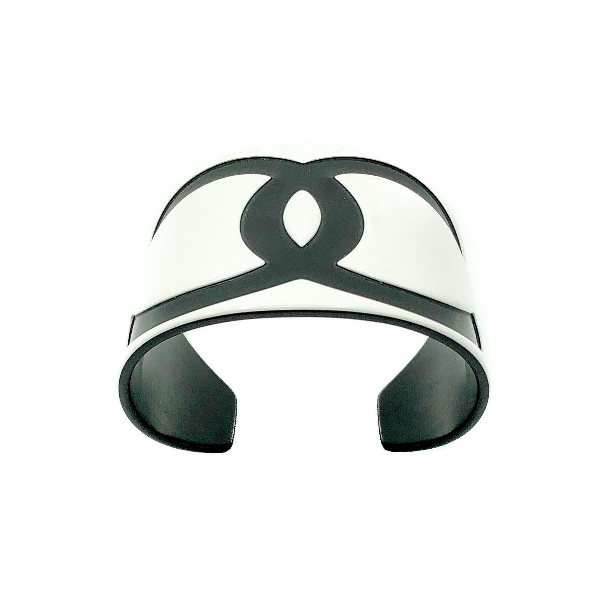 Chanel Jumbo Monochrome CC Logo Resin Cuff 2006 In Good Condition For Sale In Wilmslow, GB