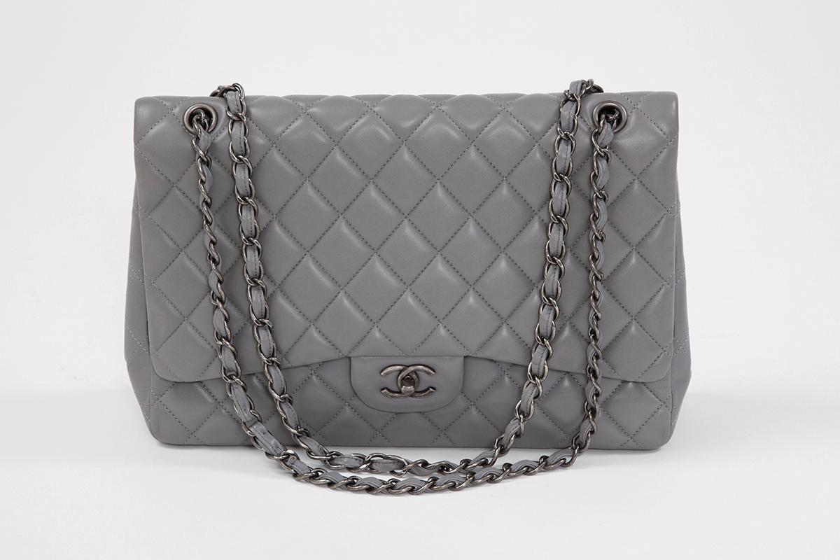 Hardly worn Chanel Jumbo shoulder bag crafted from light grey quilted lambskin leather and features silver matte hardware. A slit pocket is to be found at the rear, two internal side pockets : one slit (patched/opened) and the other zipped. « Chanel