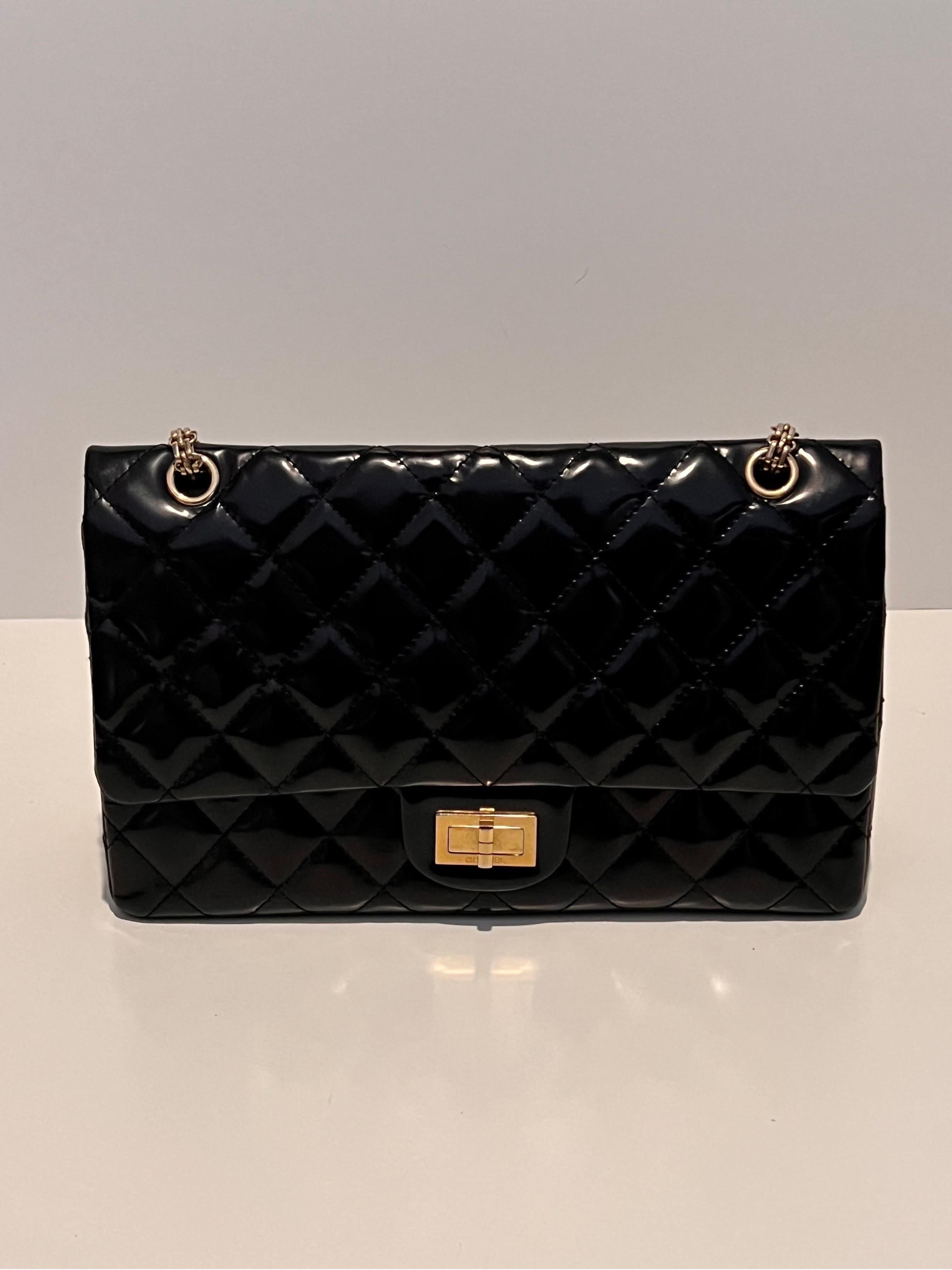 Chanel Jumbo quilted Flap bag in Patent  In Good Condition In COLLINGWOOD, AU
