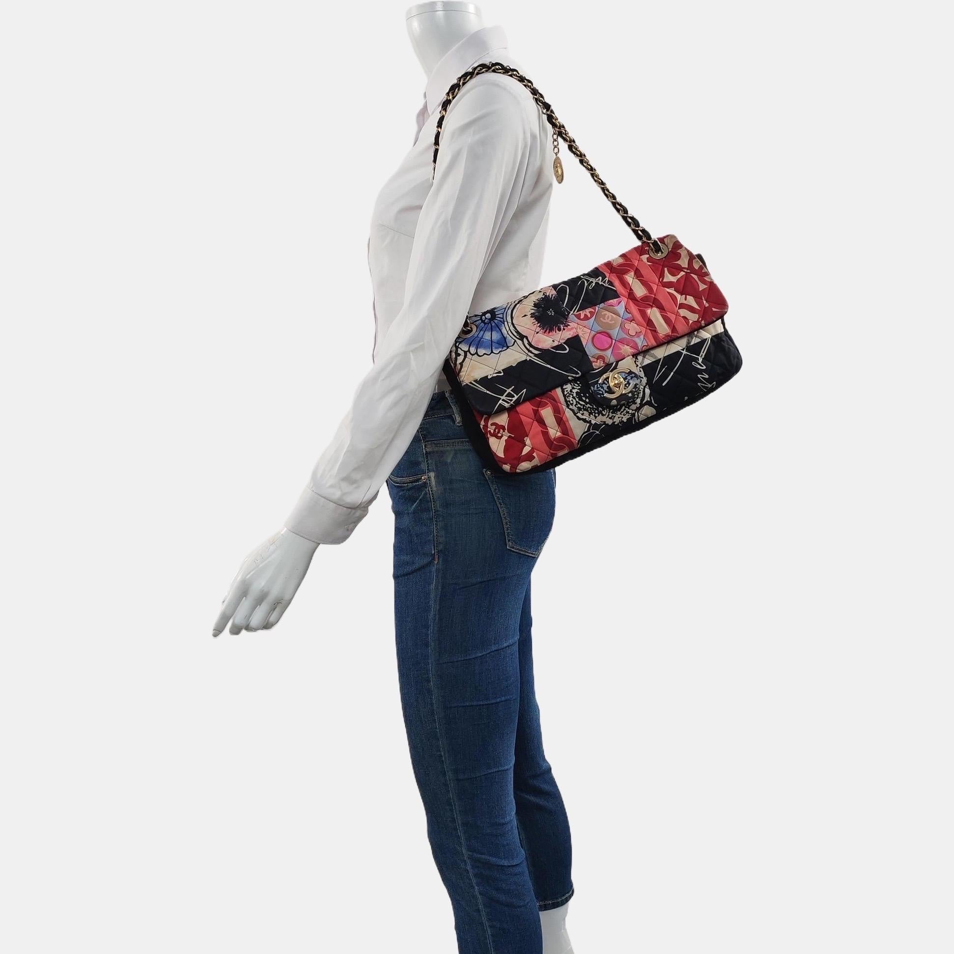 Chanel Jumbo gesteppt Multicolor Patchwork Jersey Klappe Tasche
Dies sind professionelle Fotos der tatsächlich von Luxbags angebotenen Tasche.
ZUSTAND: GUT
Dieser gebrauchte Artikel befindet sich in gutem Zustand mit mittleren bis starken
