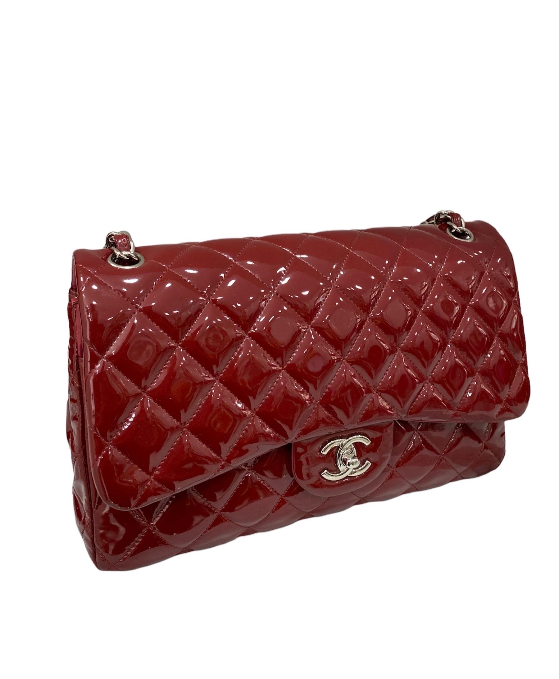 Chanel Jumbo model bag made of patent red leather, silver hardware.

Equipped with a sliding leather and chain shoulder strap.

Wearable on the shoulder and shoulder strap.

Interlocking closure with corresponding CC logo.

Double-Flap model.

Very