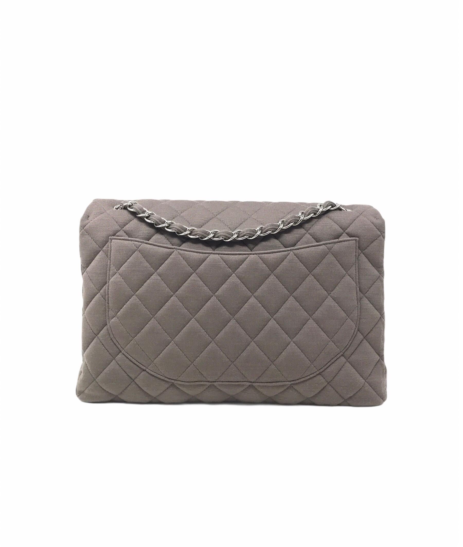 Chanel Jumbo bag in grey cotton. Year of production 2011 code 13xxxxx . Excellent condition is not equipped with card but has the internal hologram, it is carried by hand or crossbody, hdw silver. Complete with its dust bag has only one very