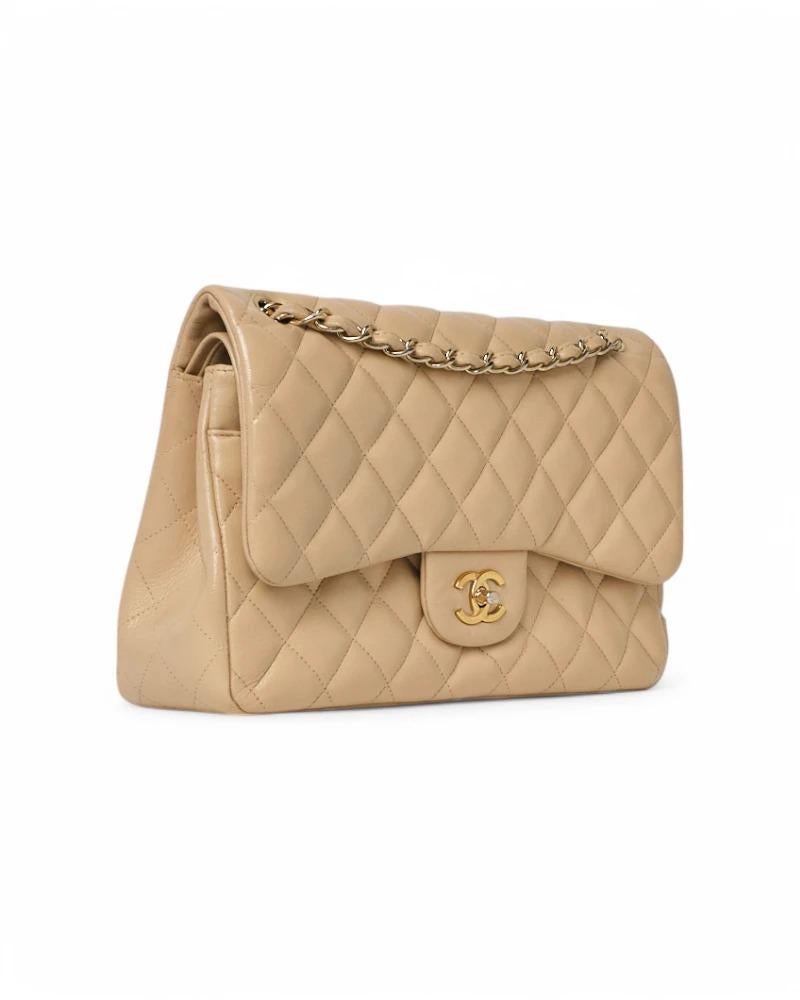 Borsa firmata Chanel, linea Timeless, modello Double Flap, misura Jumbo, realizzata in pelle trapuntata beige con hardware dorato. Dotata di una doppia patta, una interna con chiusura a bottone e una esterna con chiusura a girello con classico logo