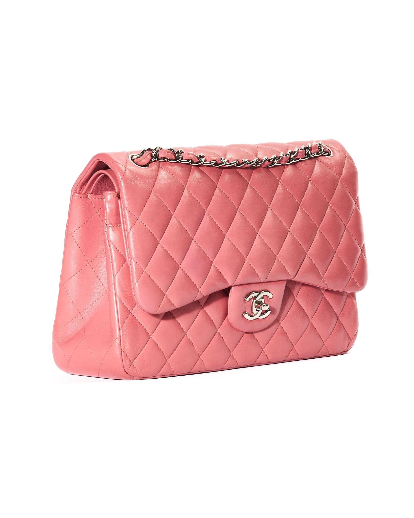 Borsa firmata Chanel, modello Jumbo Timeless, realizzata in pelle liscia nella colorazione rosa con hardware argentato. La borsa presenta una patta con chiusura a girello e il classico logo “CC”, un’icona distintiva del marchio. L’interno è