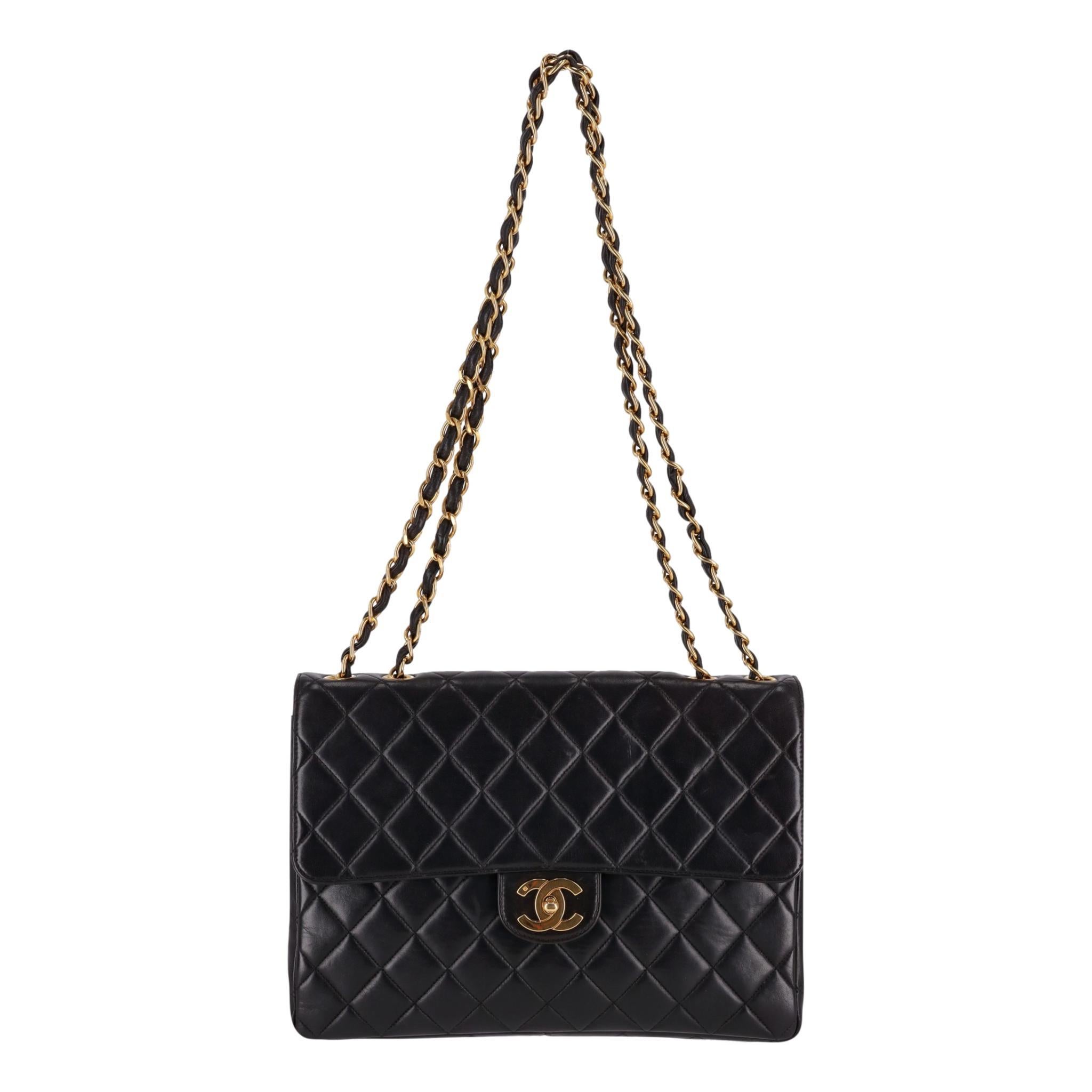 Chanel Jumbo Vintage Bolso Acolchado de Piel de Cordero Intemporal

Piel lisa negra, edición de una sola solapa con pespuntes acolchados en forma de diamante, cierre de candado giratorio 