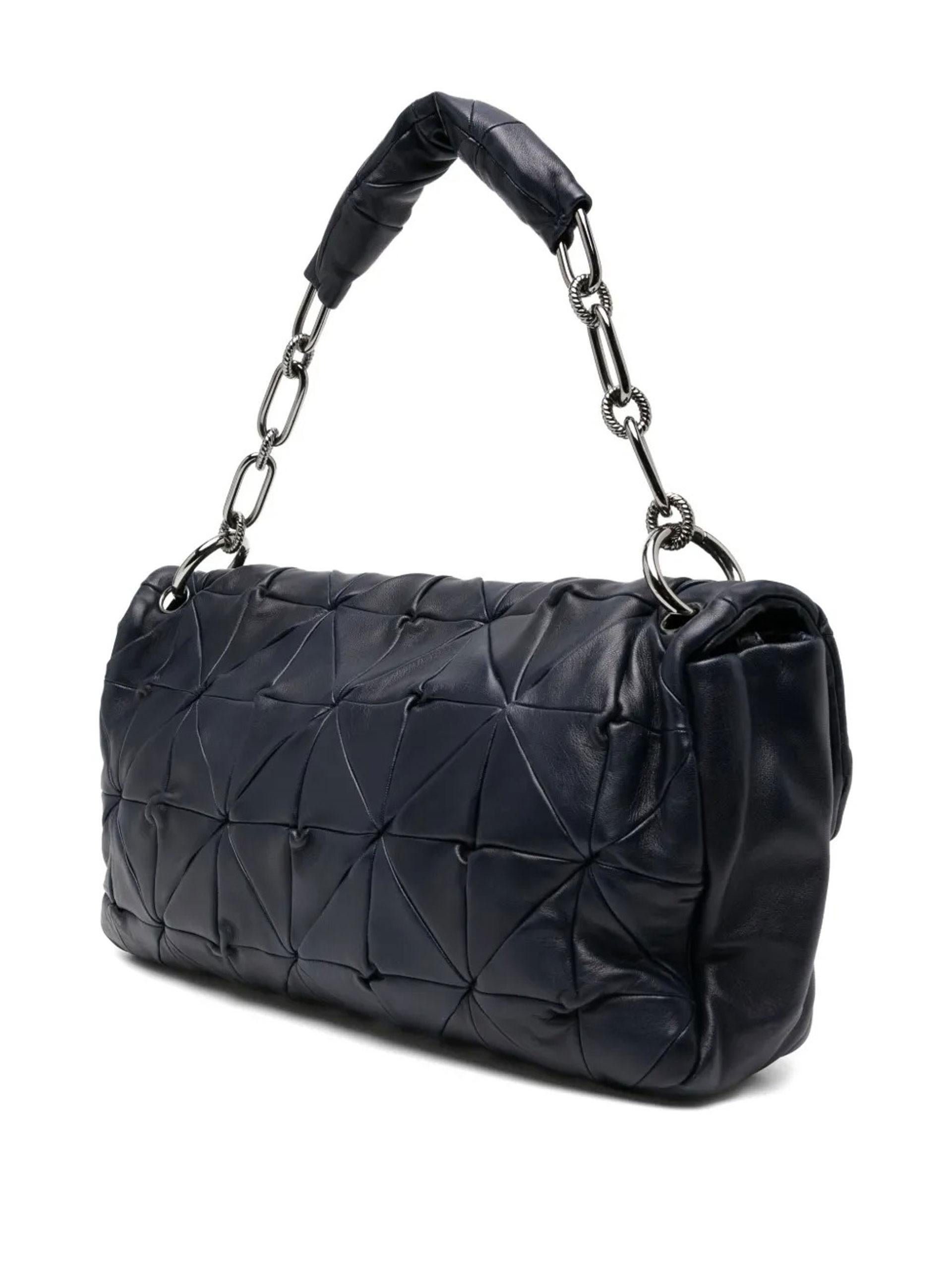 navy blue
foldover top with magnetic fastening
logo patch to the front
internal zip-fastening pocket
internal pocket