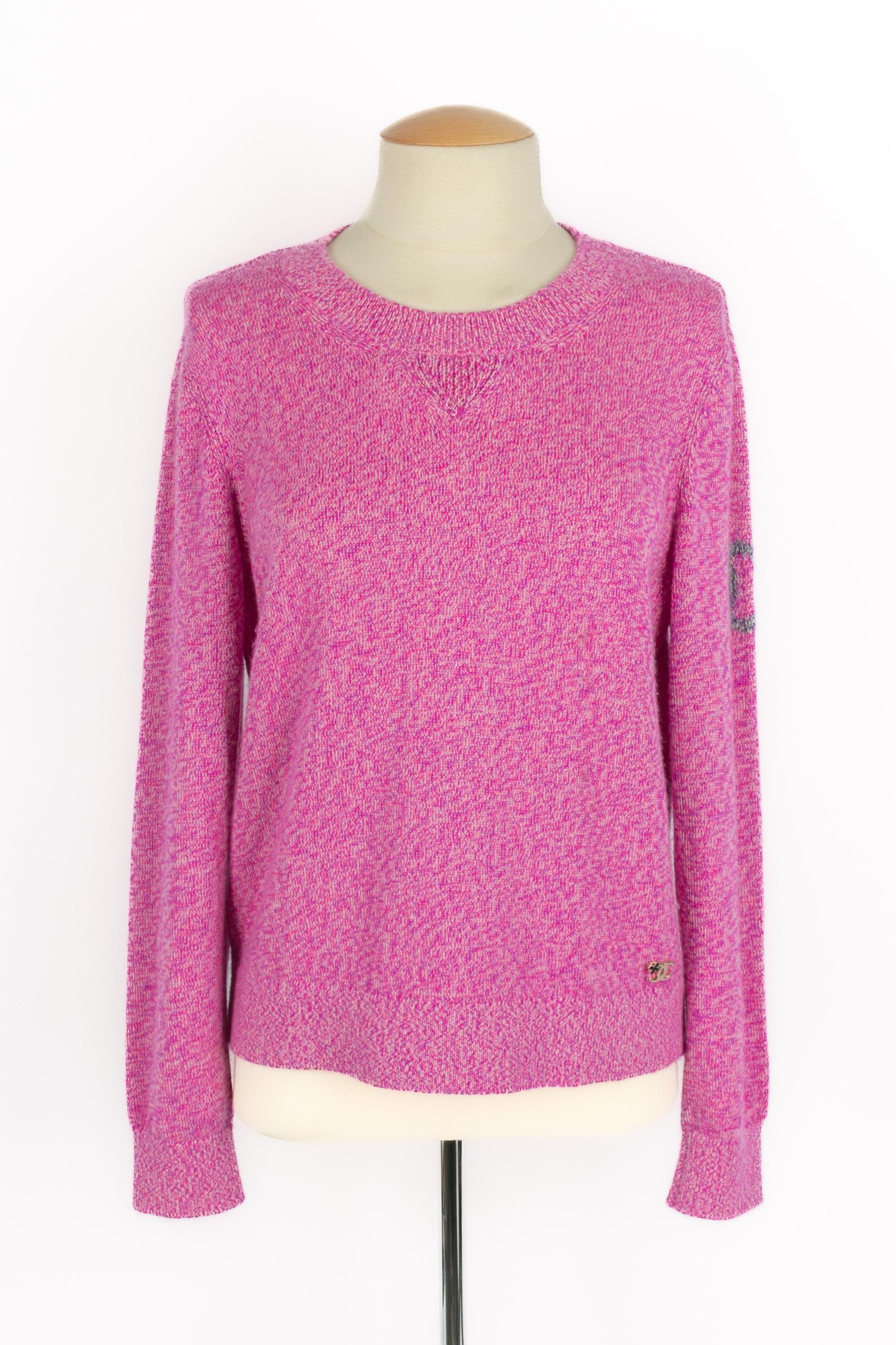 CHANEL - (Made in Italy) Rosa langärmeliges Oberteil aus Wollmischung. Größe 42FR angegeben. Eine Collection'S um 2015.

Bedingung:
Sehr guter Zustand

Abmessungen:
Schulterbreite: 42 cm - Brustumfang: 51 cm - Ärmellänge: 60 cm - Länge: 55