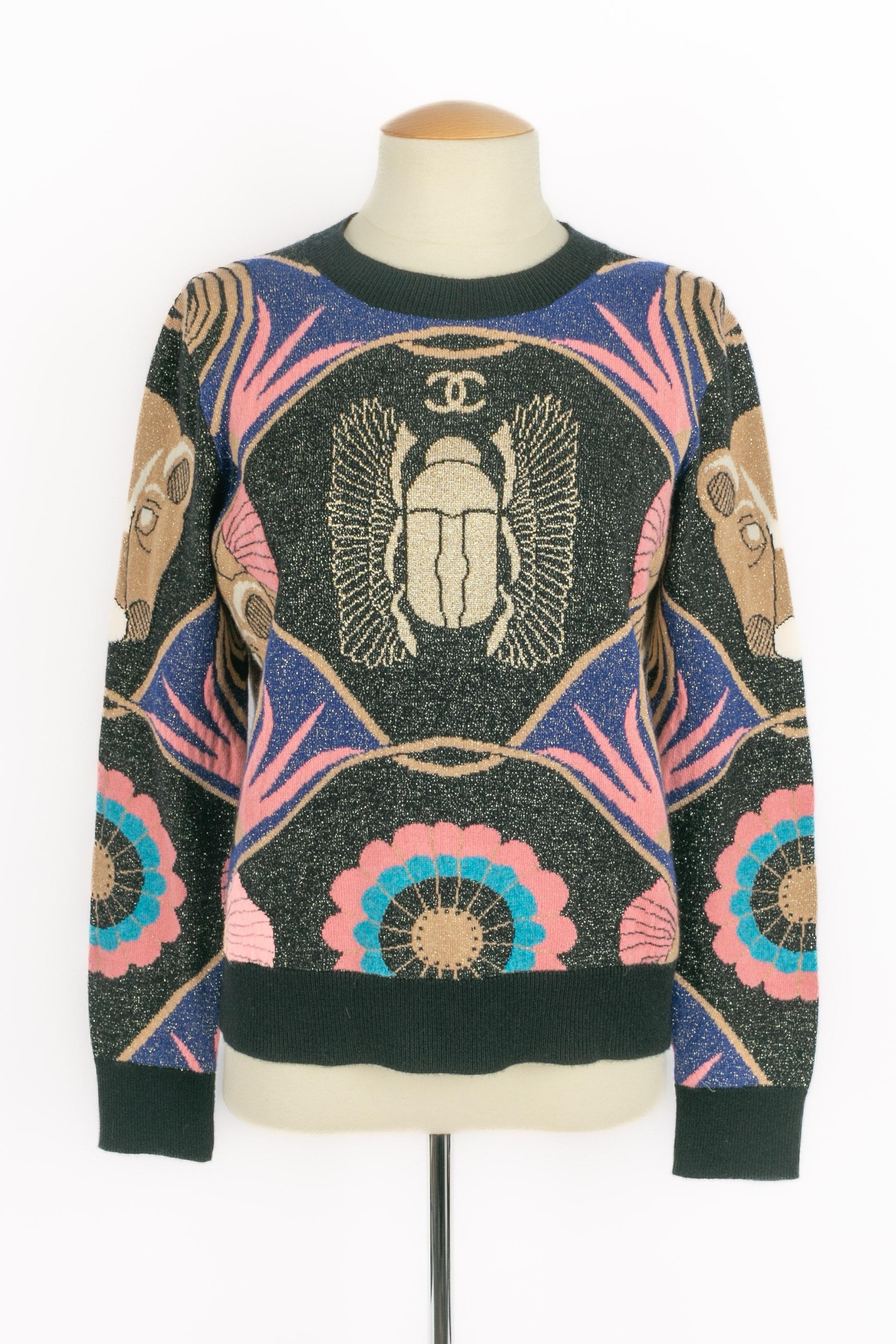 CHANEL - (Made in United Kingdom) Langärmeliges Oberteil aus Kaschmirmischung mit ägyptischem Muster. Größe 38FR angegeben. Pre-Fall Collection 2019 unter der künstlerischen Leitung von Karl Lagerfeld.

Bedingung:
Sehr guter