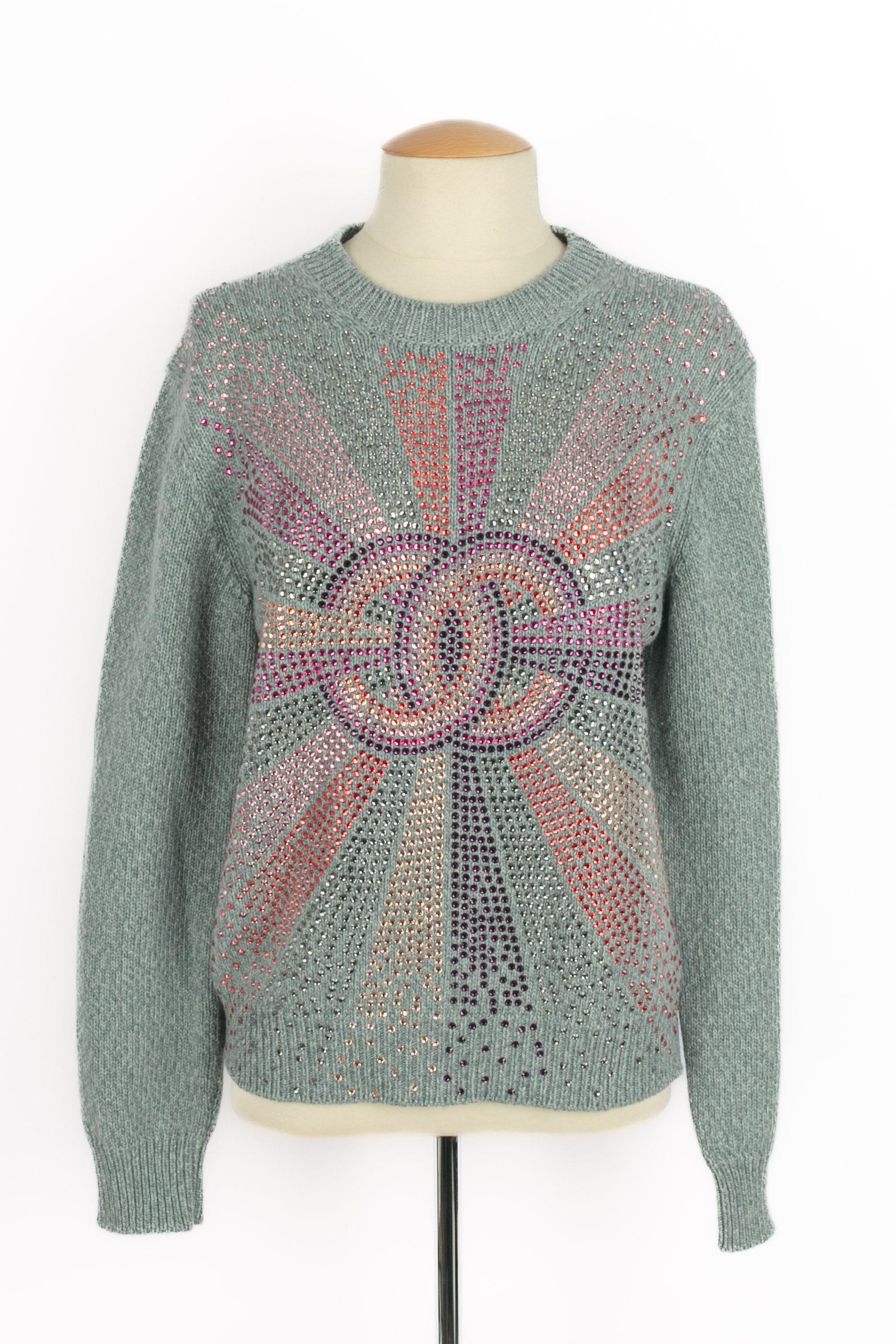 CHANEL - (Made in Italy) Bluish gray cashmere jumper with multicolored rhinestones. Size 40FR indicated. 2022 Fall-Winter Collection.

Condition:
Very good condition

Dimensions:
Shoulder width: 46 cm - Chest: 50 cm - Sleeve length: 62 cm - Length: