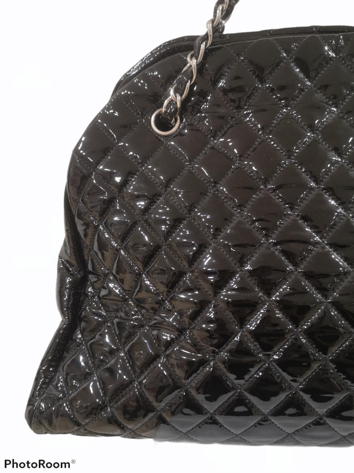 Chanel Just Mademoiselle Bowler Black patent Leather Bag
This trendy Chanel Just Mademoiselle bowler bag is crafted from black quilted patent leather accented with silver-tone hardware. This bag features dual chain and leather entwined shoulder