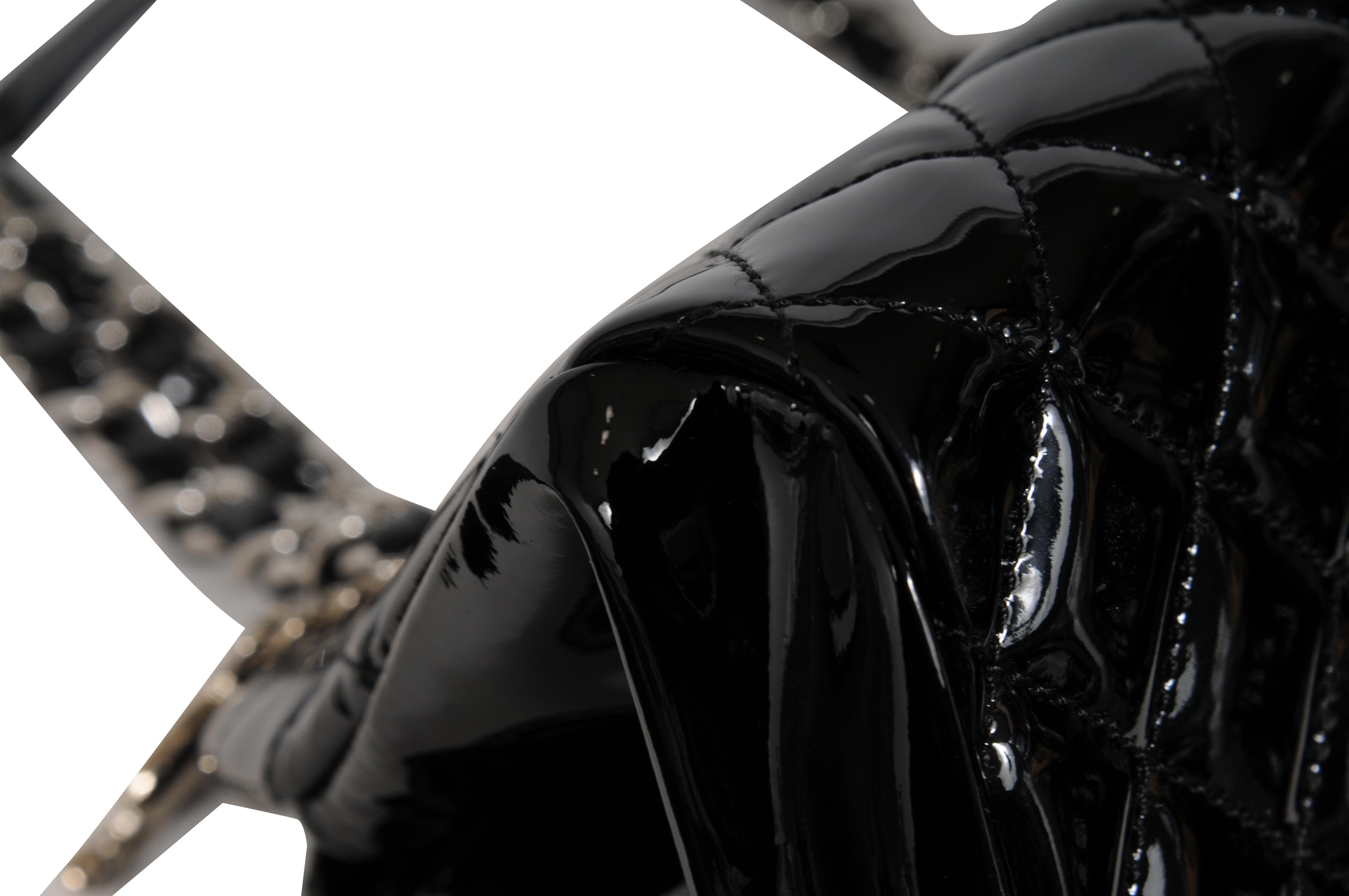 Chanel Just Mademoiselle Bowlingtasche Gestepptes Lackleder Schwarz Mittel im Angebot 9