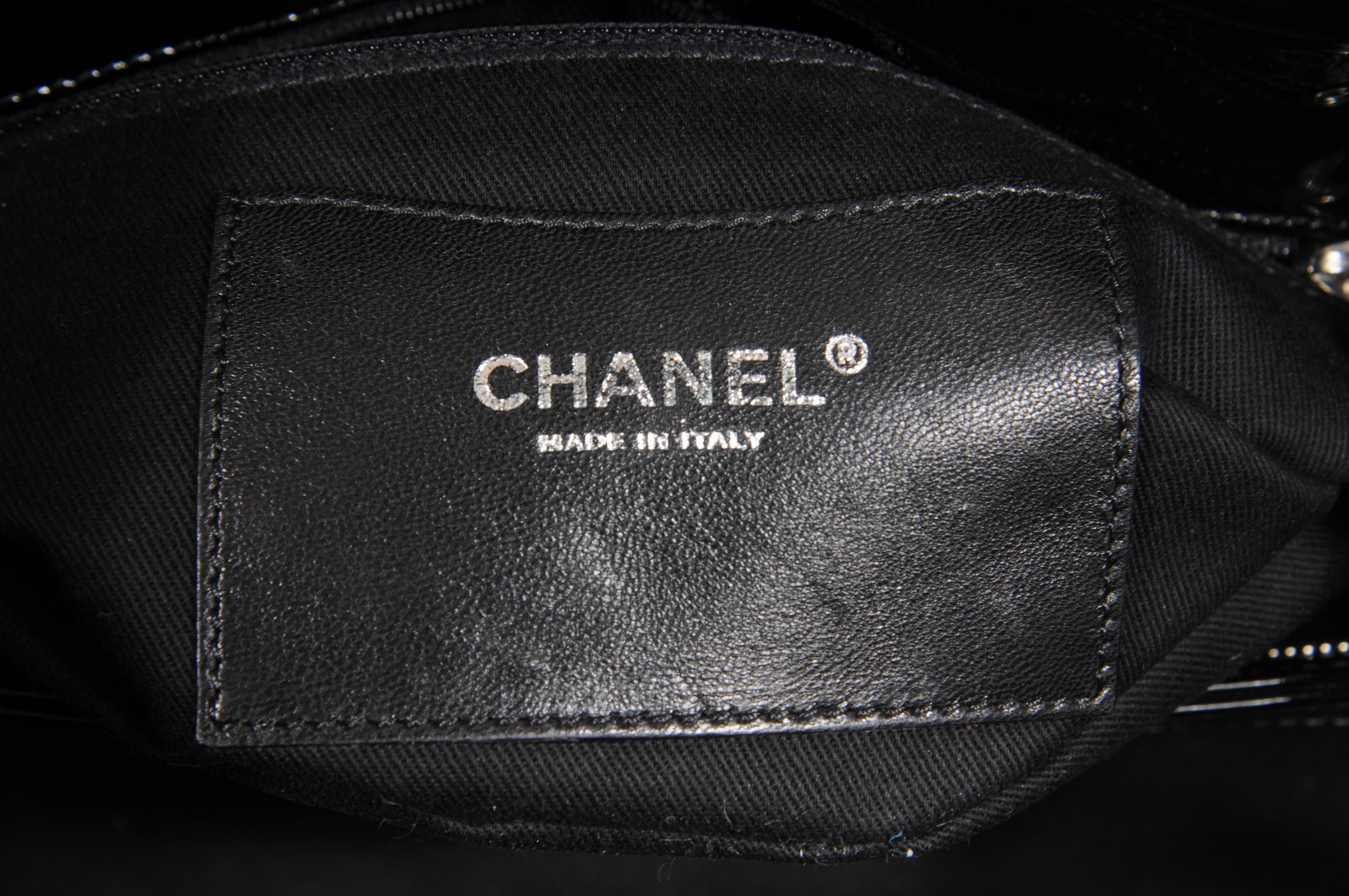 Chanel Just Mademoiselle Bowlingtasche Gestepptes Lackleder Schwarz Mittel im Angebot 15