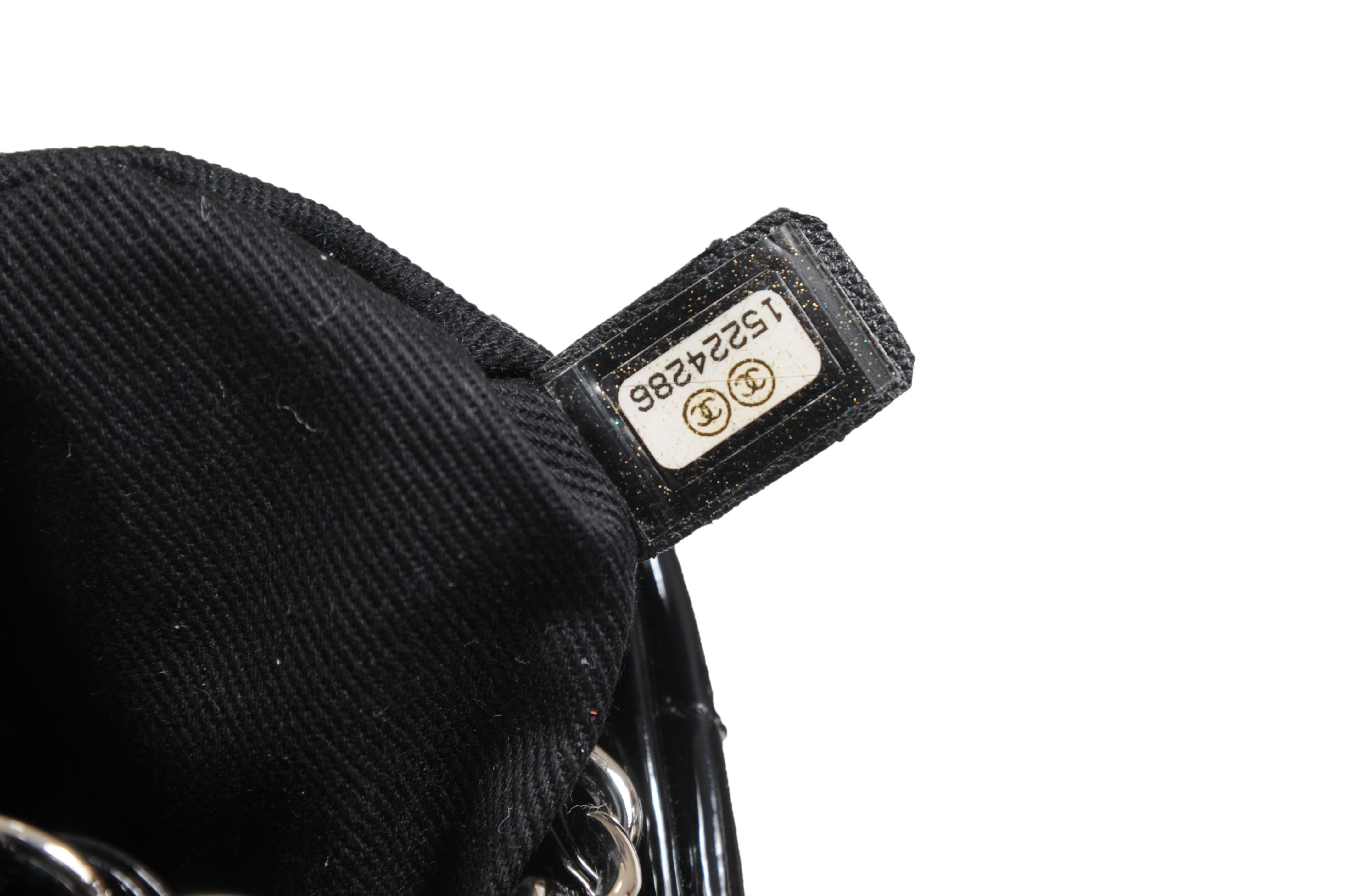 Chanel Just Mademoiselle Bowlingtasche Gestepptes Lackleder Schwarz Mittel im Angebot 16