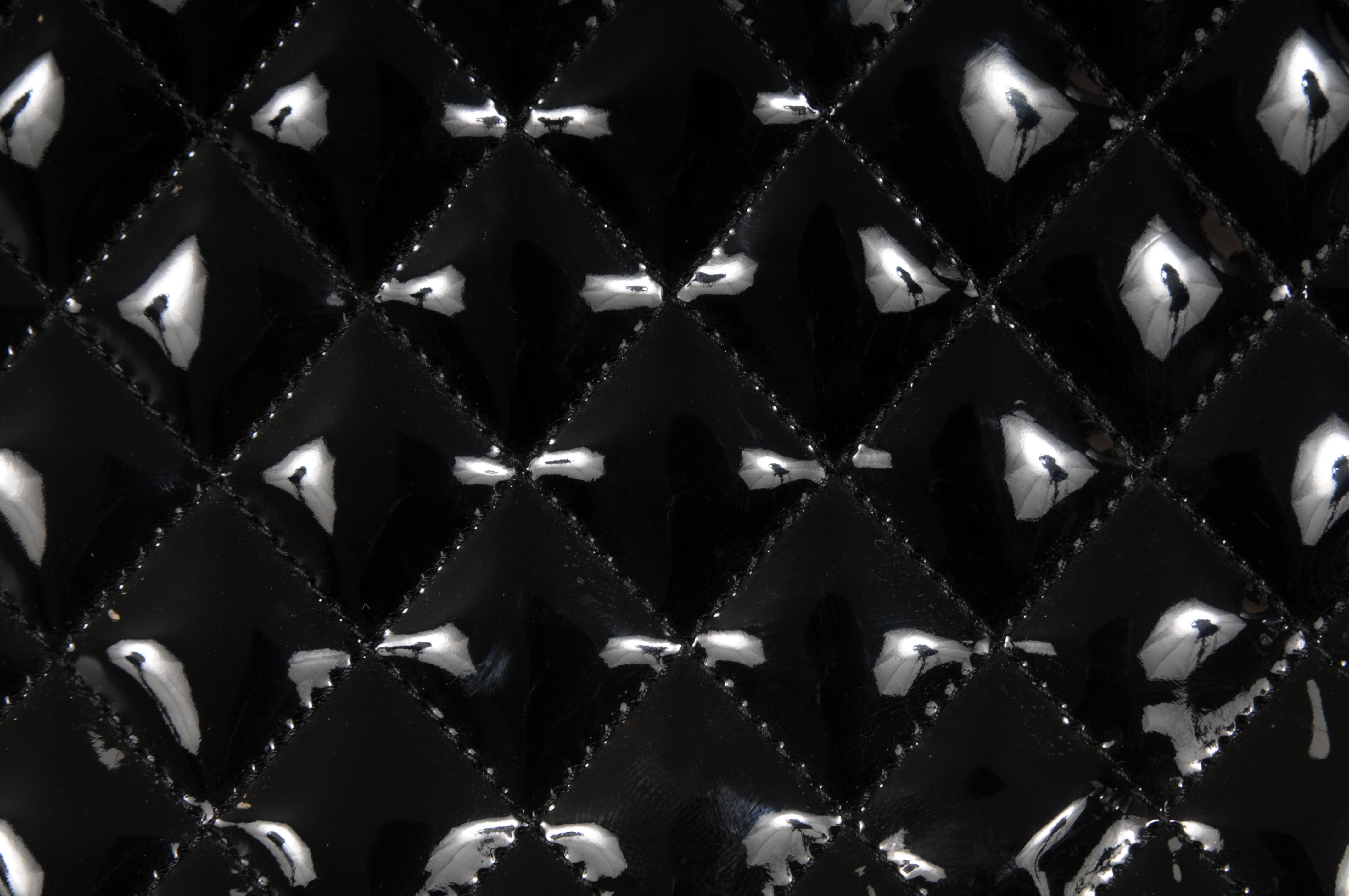 Chanel Just Mademoiselle Bowlingtasche Gestepptes Lackleder Schwarz Mittel im Zustand „Hervorragend“ im Angebot in North Miami, FL