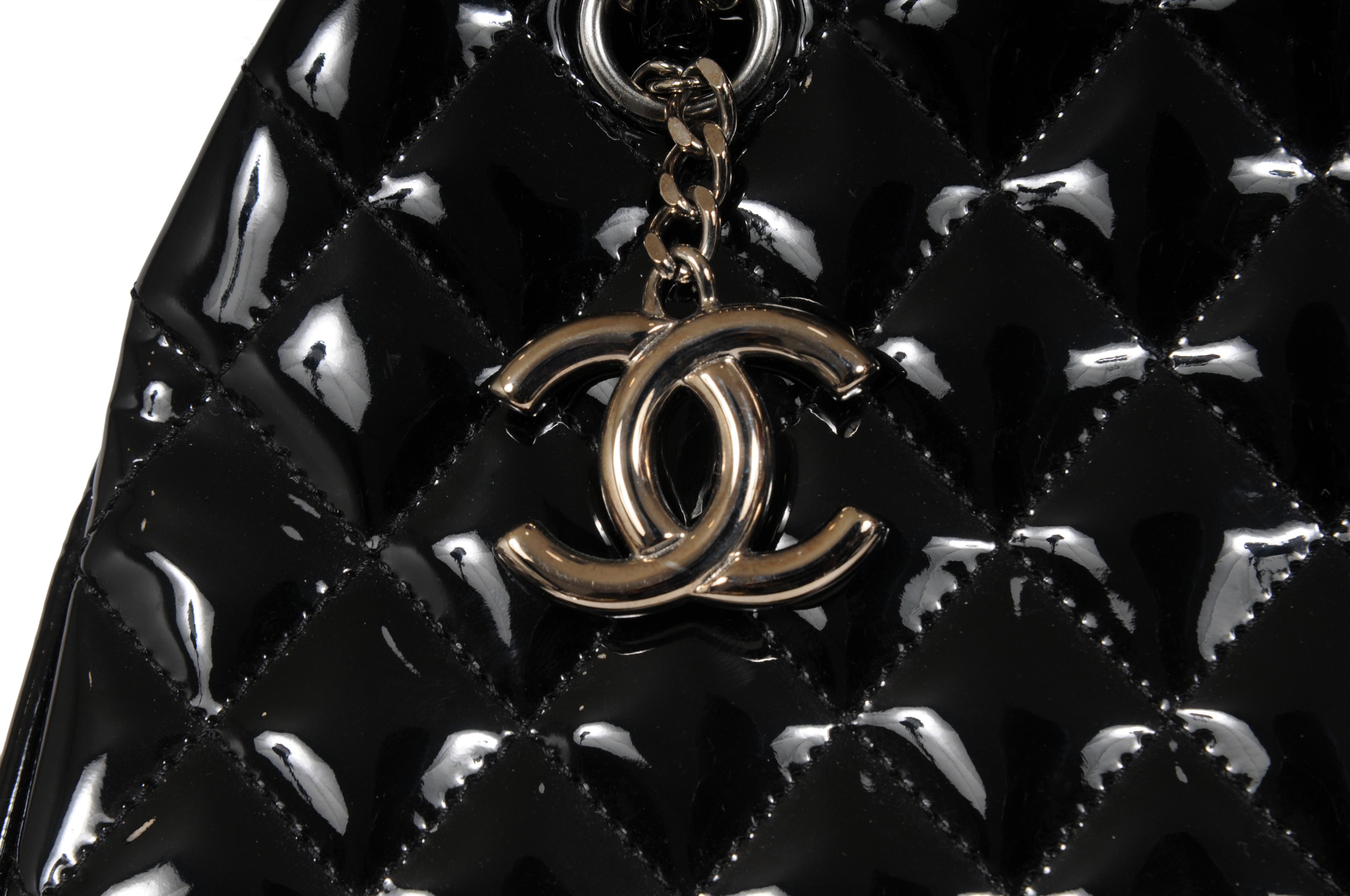 Chanel Just Mademoiselle Bowlingtasche Gestepptes Lackleder Schwarz Mittel Damen im Angebot