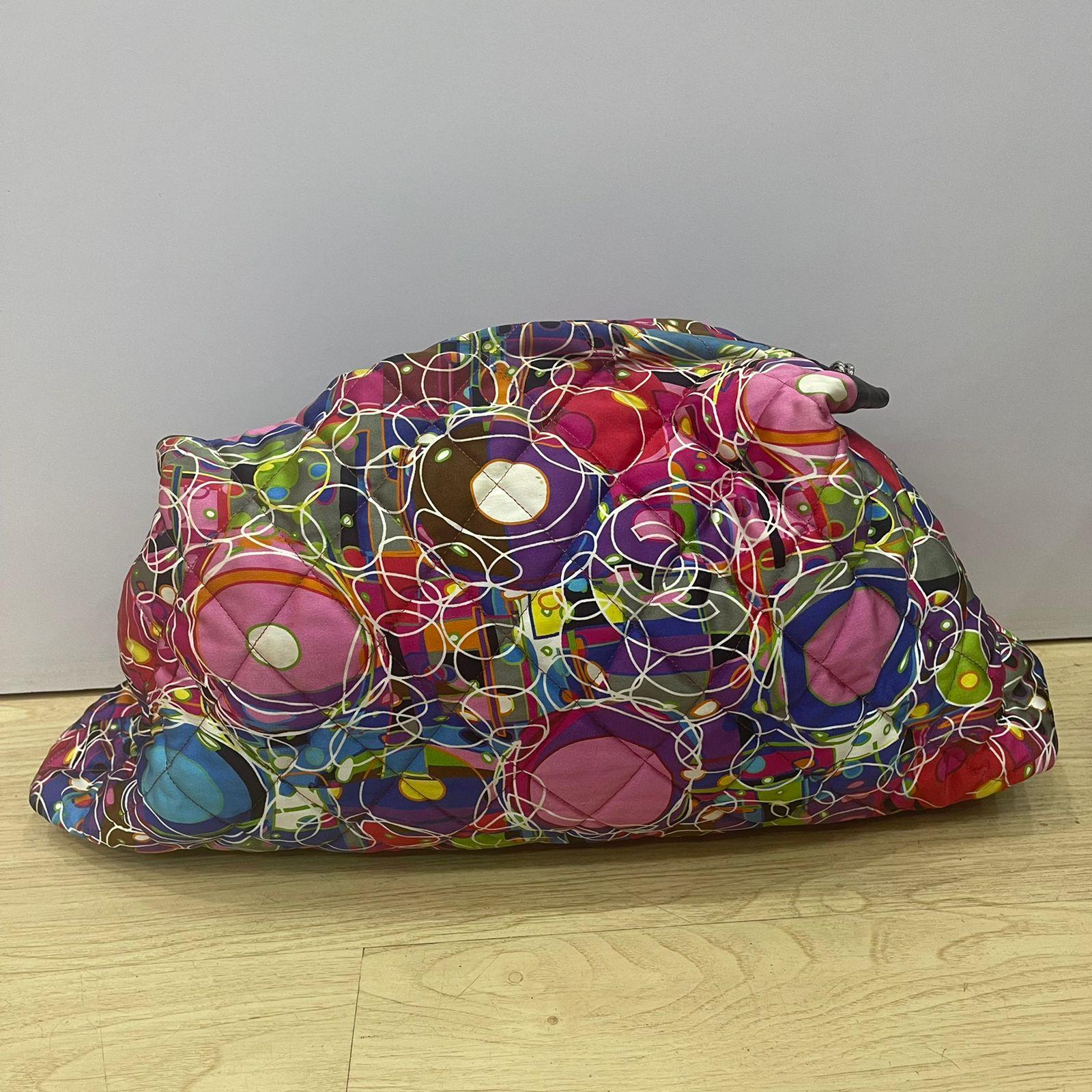 Large kaleidoscope-printed CC satin bag in good condition. Item comes as it is. Visible marks on the rim of the zip-line as shown on the pictures. Light and supple model, suitable for diaper bag or travel bag! Overall in good but worn condition.