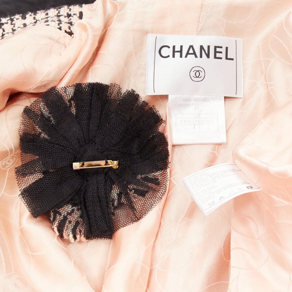 Chanel Karl 02P rose noir tweed Camélia broche blazer veste FR46 XXL en vente 7