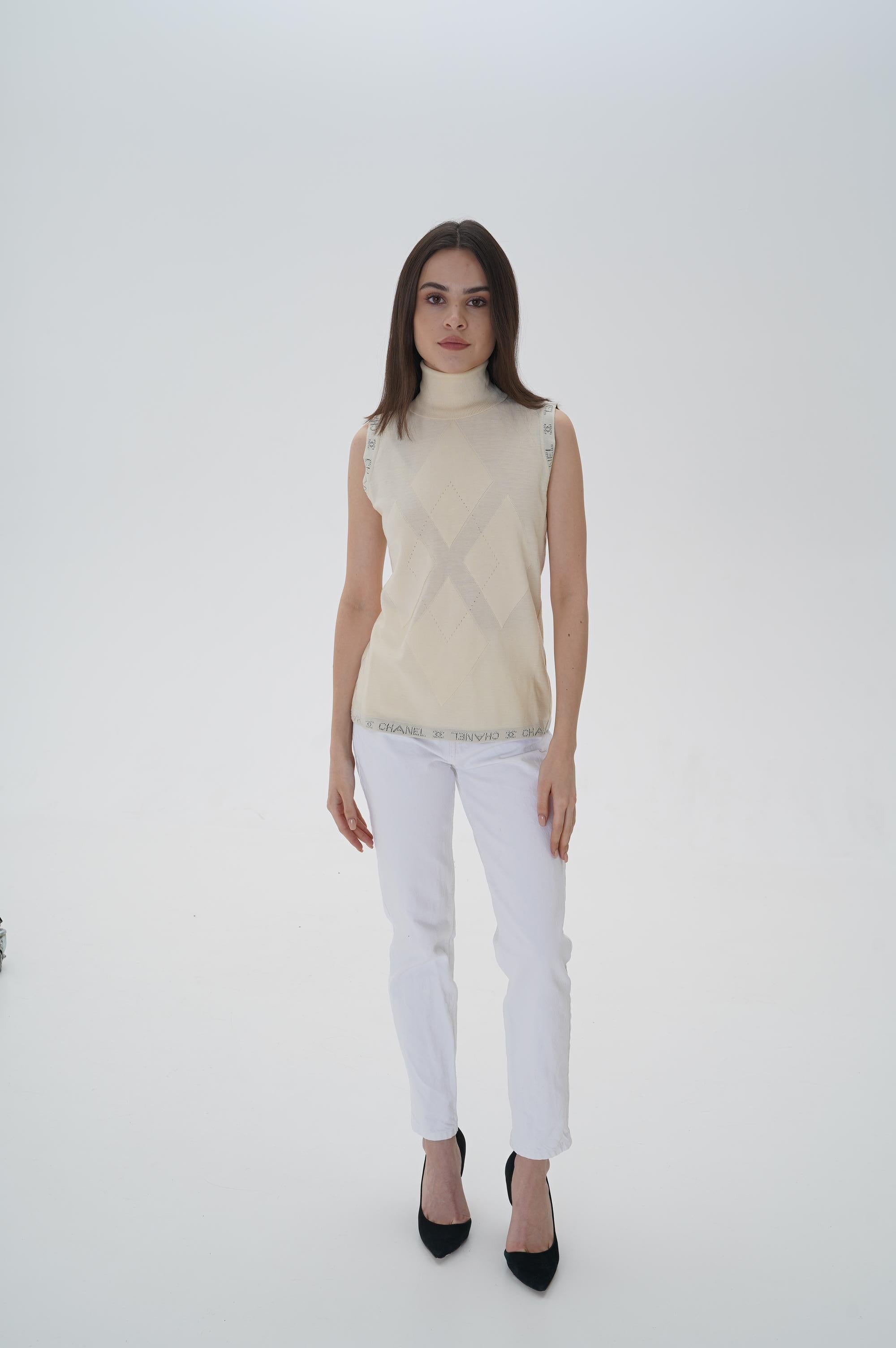 CHANEL & Karl Lagerfeld wool logo vest top turtleneck
Karl Lagerfeld for Chanel
Collection: 2007
Country of production: Italy
Chanel style: 07A / AR244 / P31555K00545
Composition: 100% wool
Marked Size: 44 IT
please pay attention to the