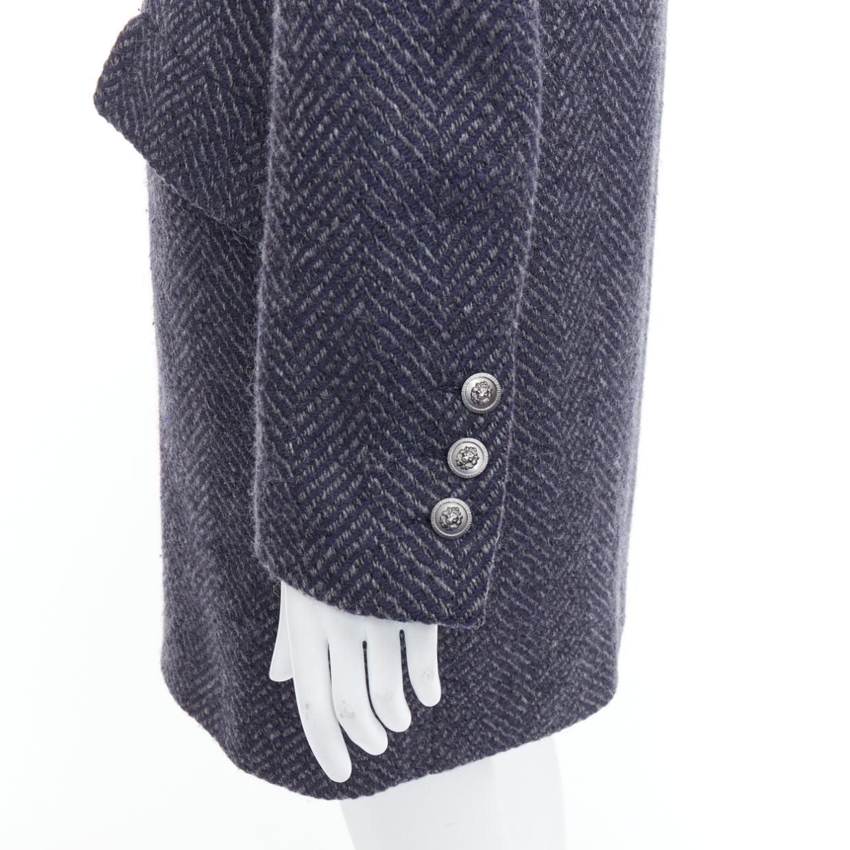 CHANEL Karl Lagerfeld 08A grey navy herringbone tweed long coat FR46 3XL
Reference: JACG/A00278
Brand: Chanel
Designer: Karl Lagerfeld
Collection: 08A
Material: Wool, Blend
Color: Navy, Grey
Pattern: Tweed
Closure: Button
Lining: Navy Silk
Extra