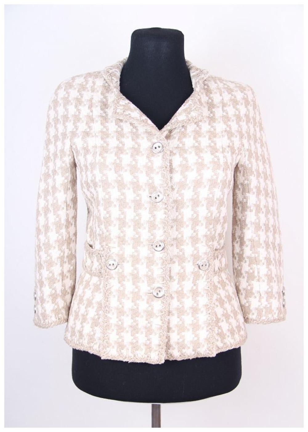 Chanel & Karl Lagerfeld 08P 2008 Beige/White Hound's-Tooth Tweed Silk jacket 34 Fr
Karl Lagerfeld pour Chanel
Collectional : Chanel 2008 Printemps

Composition : 100% soie ; doublure : 100% soie.
Pays de production : France
Dimensions
Chanel Style :