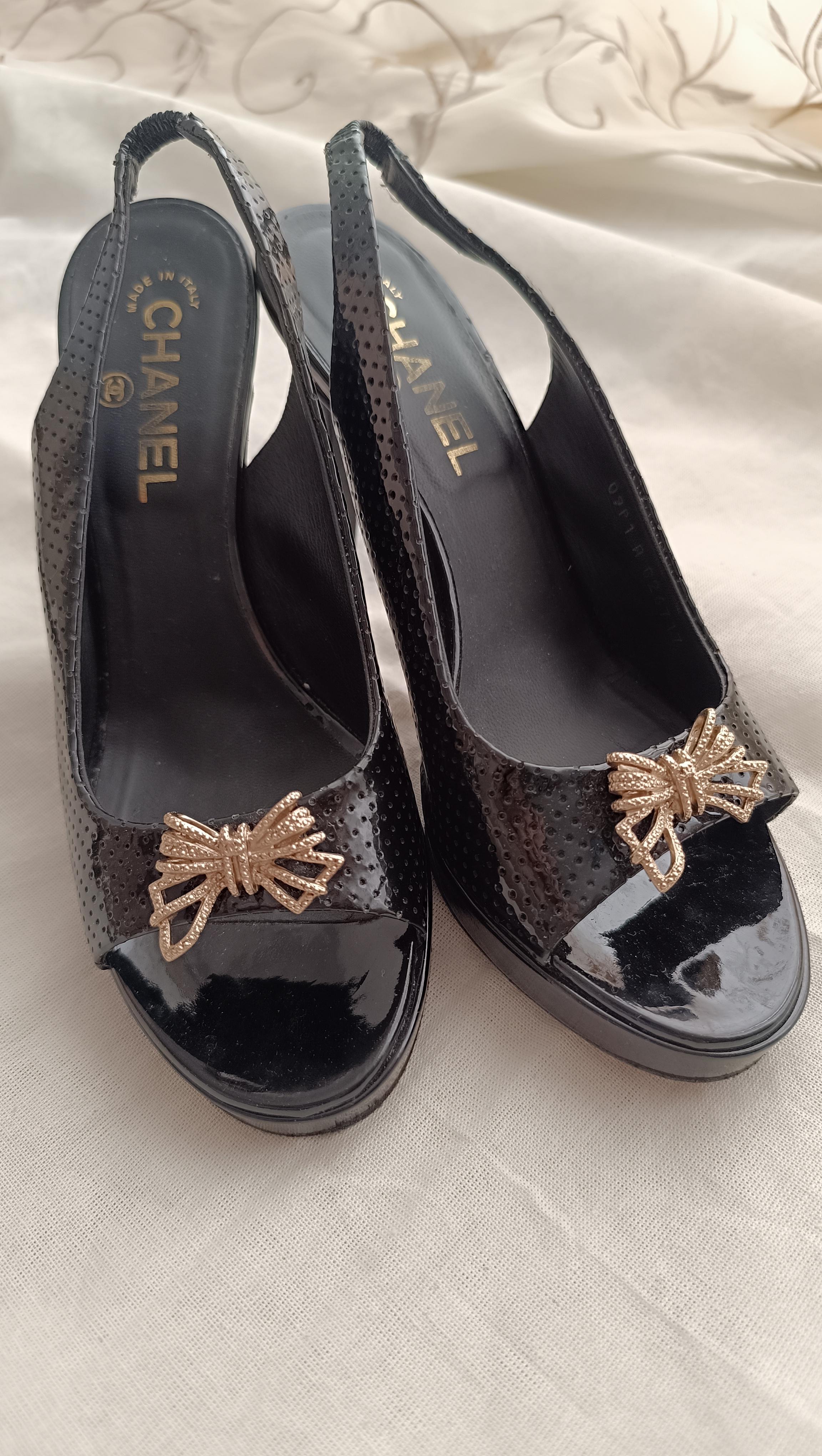 CHANEL by Karl Lagerfeld 09P / 2009 BLACK PATENT LEATHER GOLD BOW OPEN TOE PLATFORM PUMPS SHOES SZ 37.5
Chanel par Karl Lagerfeld
Collectional : printemps / été 2009  
Référence du fabricant : G26717 
Genre : Femmes
Valeur du neuf : 990 euros
Pays