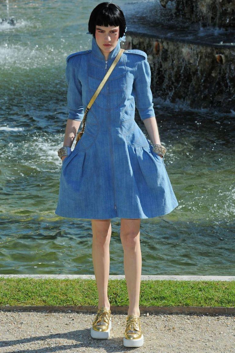 Chanel & Karl Lagerfeld 13c 2013 Versailles Cruise Dress, CC Logo Buttons
Karl Lagerfeld for Chanel
Collection: Chanel 2013 Versailles Cruise Resort Collection.
Country of Origin: France.
Size Specified: 40 Fr.
Chanel Style: 13c / P45082V33194 /