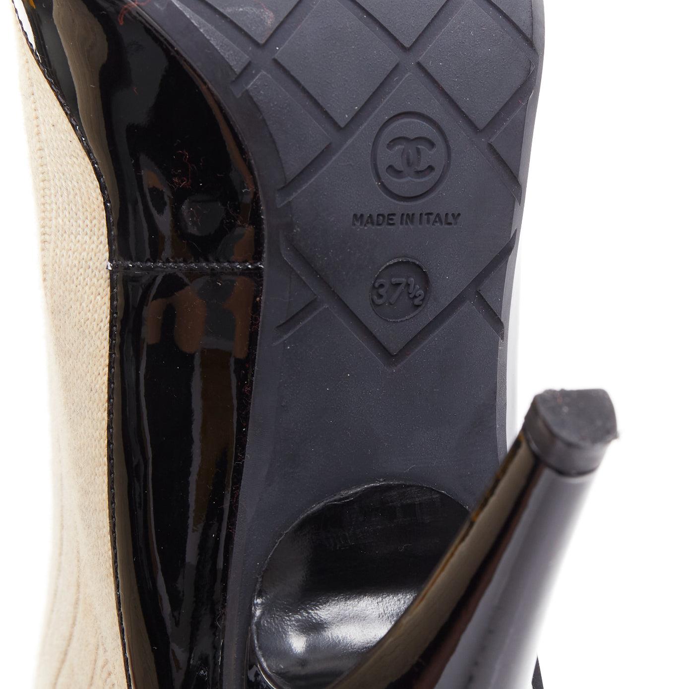 CHANEL Karl Lagerfeld 14P Runway cremefarbene schwarze Lacksockenstiefel EU37.5 im Angebot 5