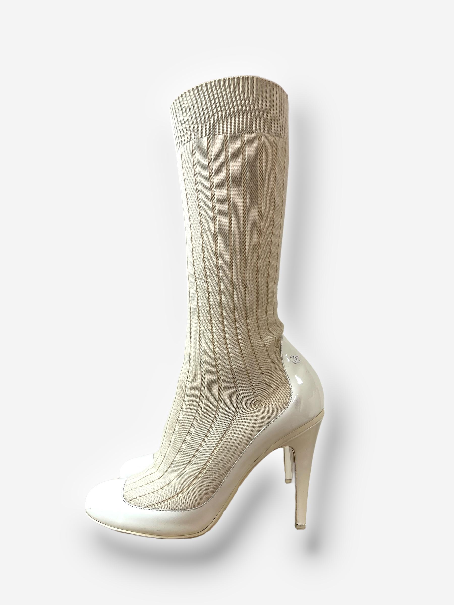 Entrez dans l'histoire de la haute couture avec ces rares bottines-chaussettes CHANEL de la Collection Runway Printemps 2014, conçues par l'emblématique Karl Lagerfeld. Pièce phare du défilé, ces bottes incarnent l'élégance avant-gardiste de CHANEL