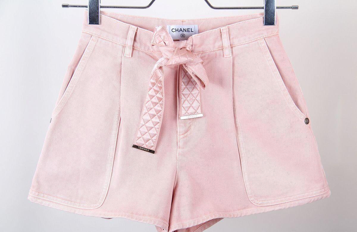 CHANEL & Karl Lagerfeld 18P 2018 Frühjahr-Sommer 2018 Gekürzte Hose
Collection'S: Frühjahr-Sommer 2018 Pre-Collection Ready-to-wear-Kollektion auf der offiziellen CHANNEL-Website
Chanel Stil: 18p / bc873 / P58355V44378
Karl Lagerfelds Inspiration