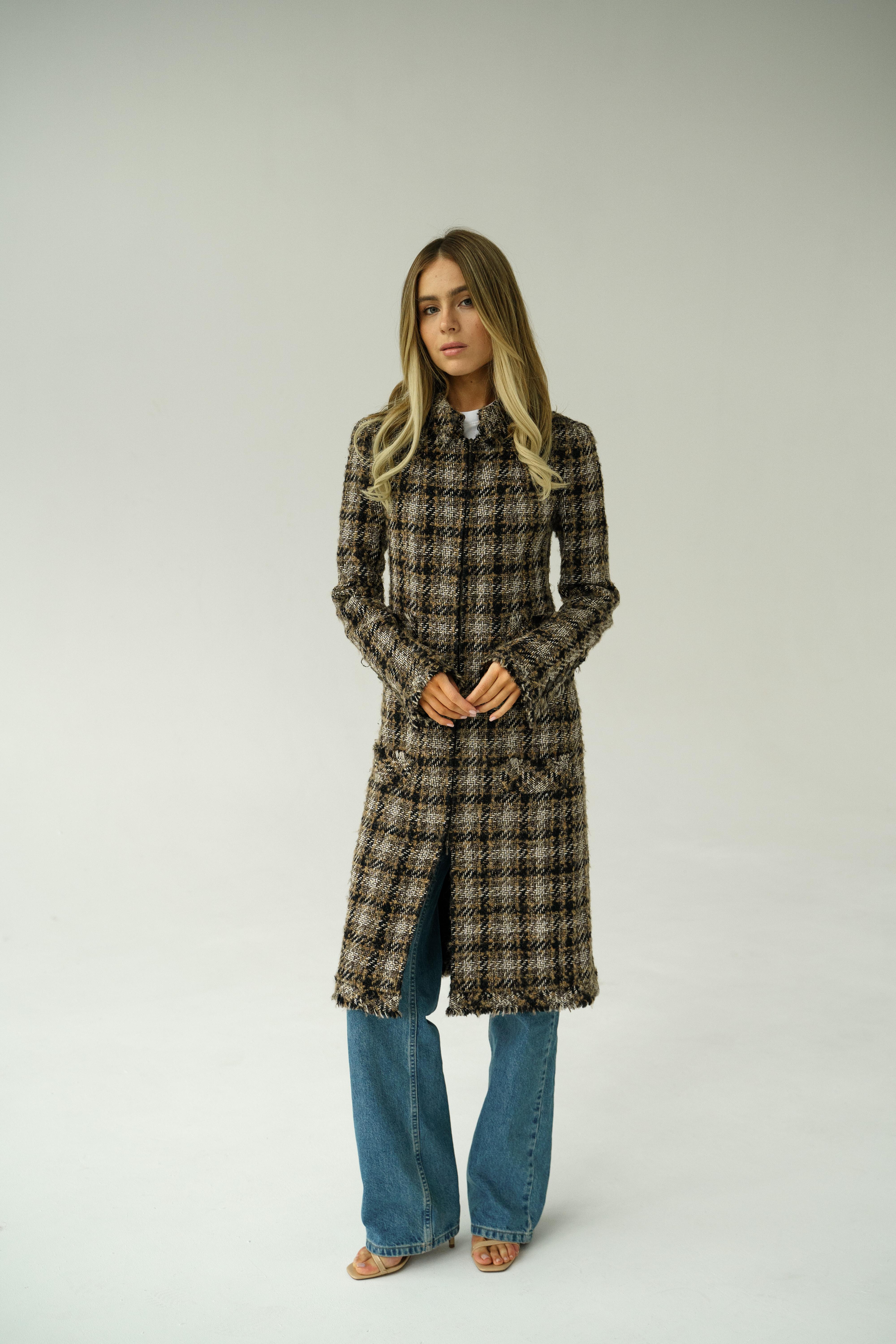 Chanel & Karl Lagerfeld 2005 Cappotto in tweed a quadri in misto lana marrone e multicolore
Stilista: Karl Lagerfeld for Chanel
Collection'S: Autunno/Inverno 2005
Paese di produzione: Francia
Stile Chanel: 05A / M4081/ P26810V17011

Taglia marcata: