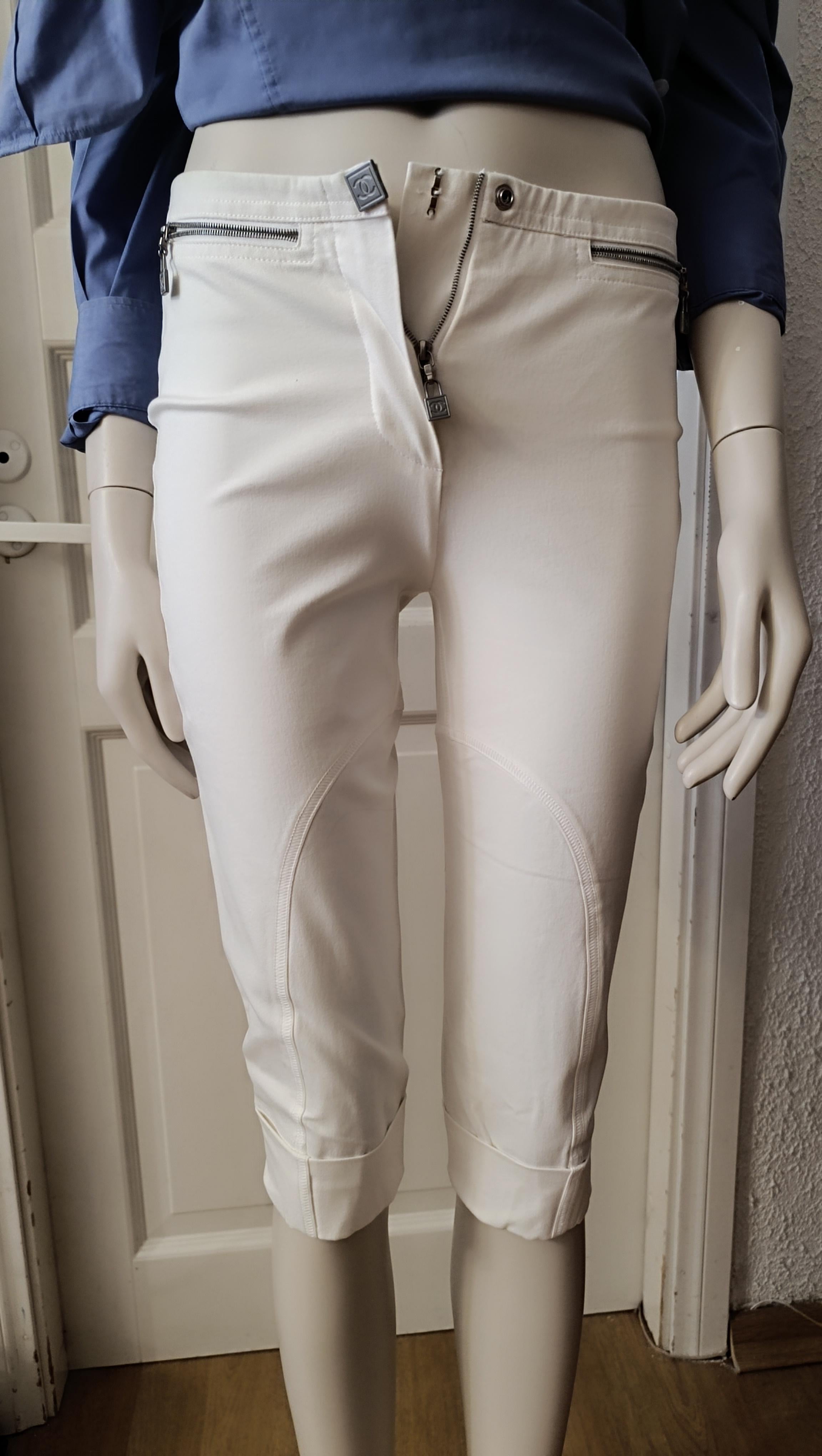 Chanel & Karl Lagerfeld 2009 white breeches / capri
Karl Lagerfeld for Channel
Collection: 2009 sports line
Country of production: France
Marked Size: 34 FR (please pay attention to the measurements!!!!)
Chanel style: 09P / AL779 / P25311V15763
The