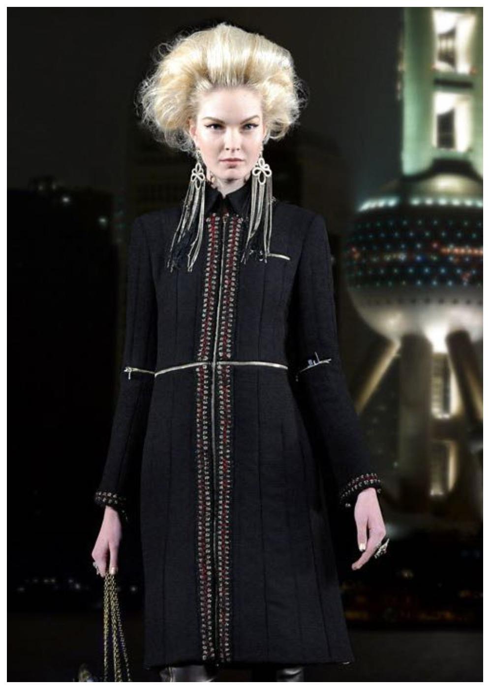Donna Chanel & Karl Lagerfeld for Chanel 2010 - Giacca con zip in tweed con finiture a treccia in lana nera in vendita
