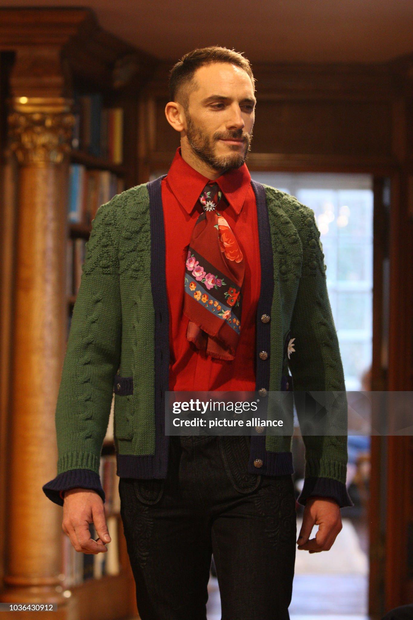 Chanel & Karl Lagerfeld 2014 – 2015, Paris-Salzburg 15PF Flower Patch Wool Cable Knit Cardigan
Karl Lagerfeld for Chanel
Collection: CHANEL Paris-Salzburg 2014/2015 Pre-Fall Metiers d'Art Collection (look 65/86)
Composition: 73% wool, 27%
