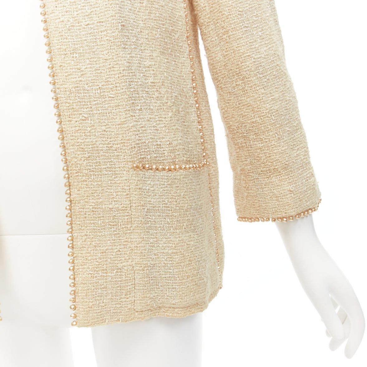 CHANEL Karl Lagerfeld for Chanel 99P Vintage pearl trim boucle tweed jacket FR40 L.
Référence : TGAS/D00799
Marque : Chanel
Designer : Karl Lagerfeld
Collectional : 99P
Matière : Coton, mélange
Couleur : Beige, Pearl
Motif : Tweed
Fermeture :