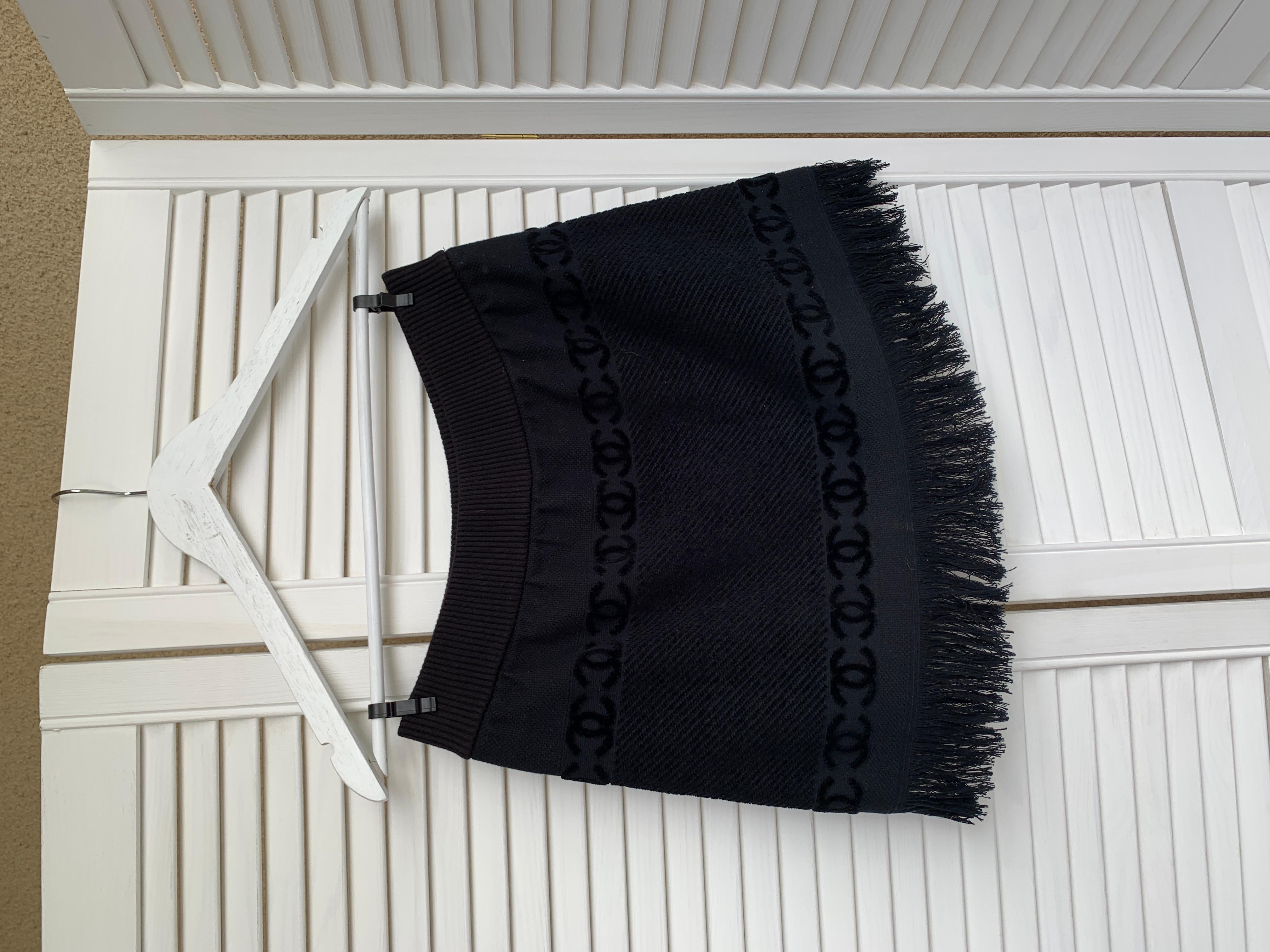 Chanel & Karl Lagerfeld for Chanel - Jupe à franges avec logo en tissu éponge noir en vente 5