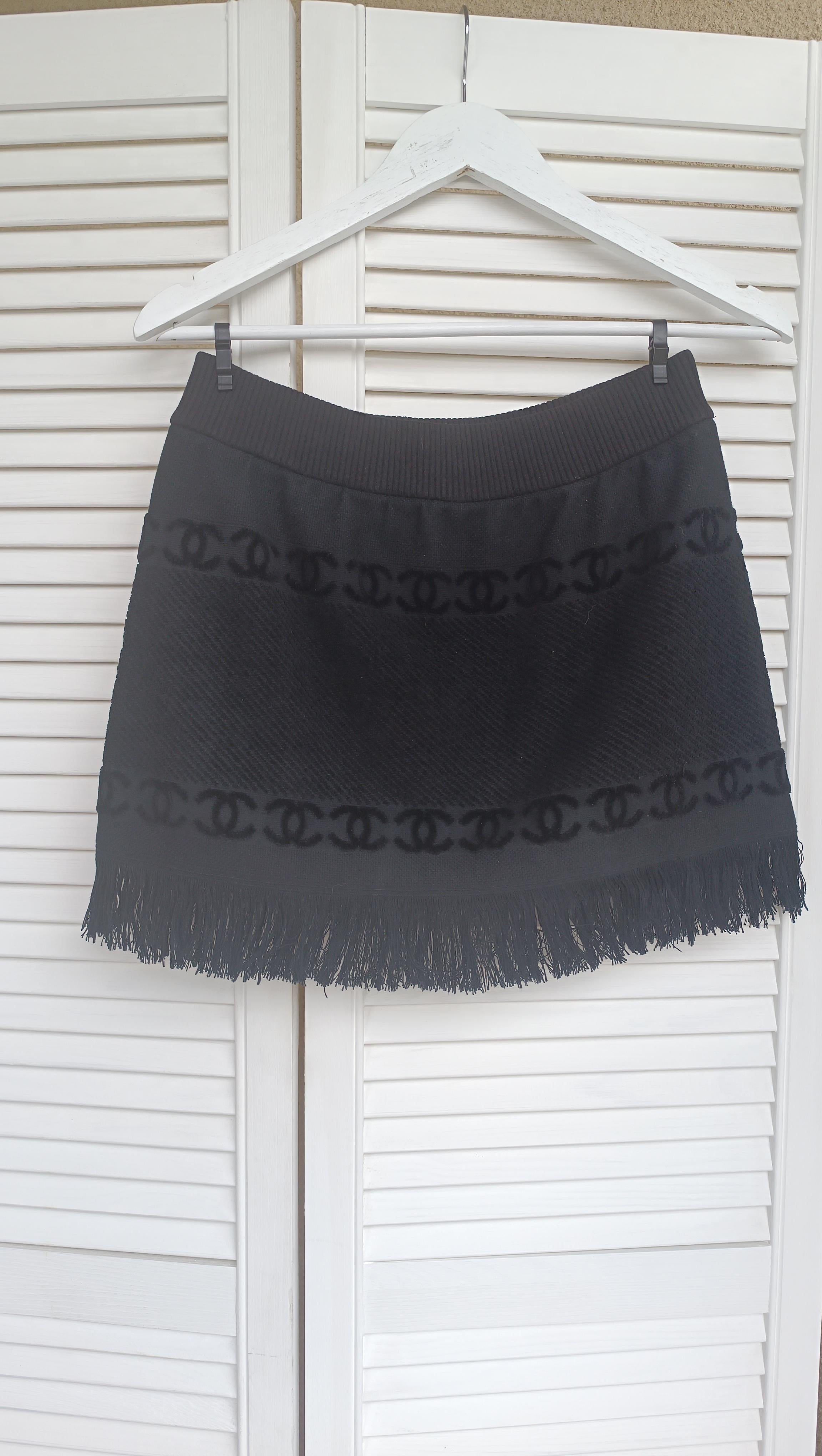 Chanel & Karl Lagerfeld for Chanel - Jupe à franges avec logo en tissu éponge noir en vente 7