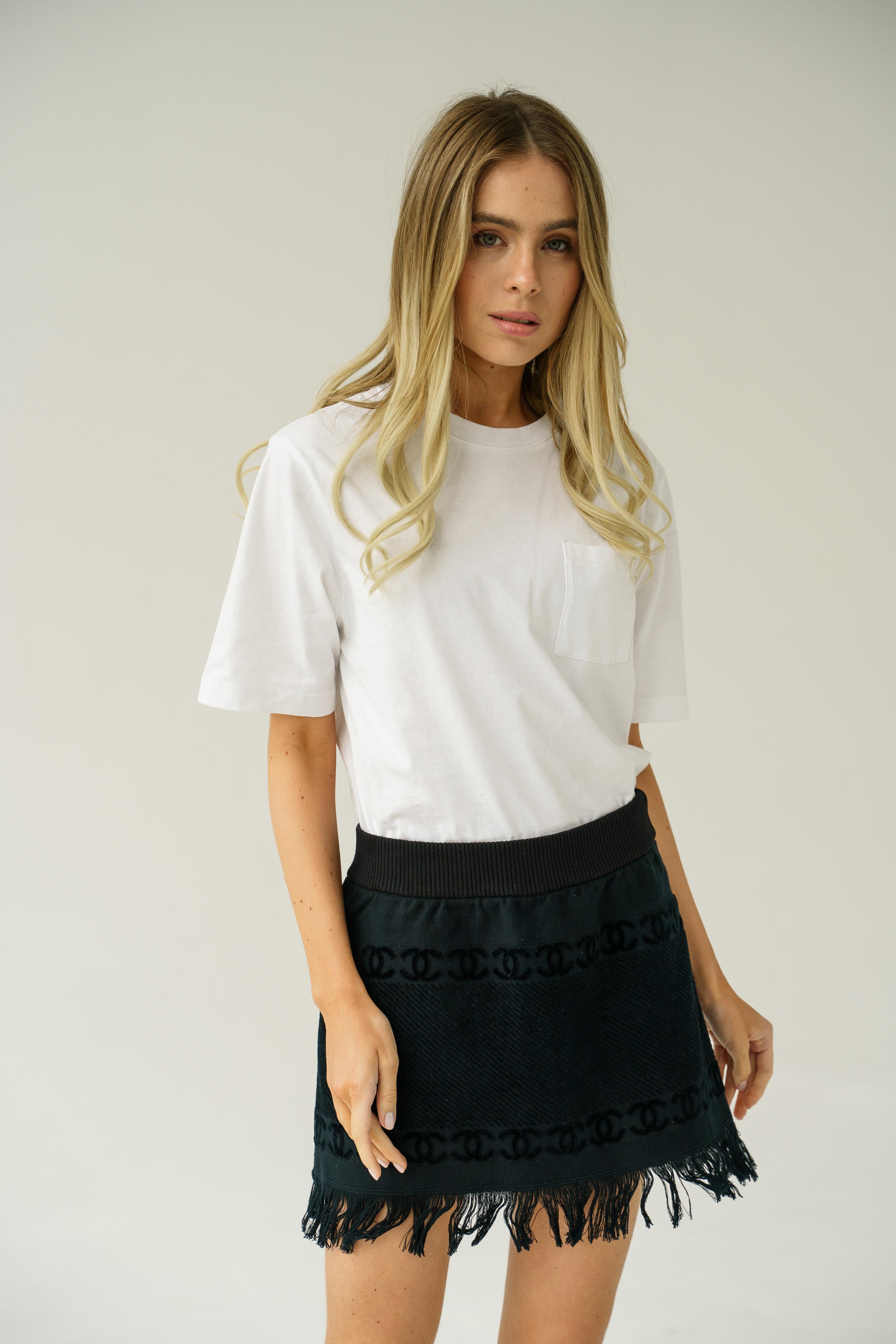 Chanel & Karl Lagerfeld for Chanel - Jupe à franges avec logo en tissu éponge noir
Karl Lagerfeld pour Chanel
Pays de fabrication : Italie
Taille marquée : 42 IT
Composition : 100% coton
Chanel style : 94305 / P38563K02602
Mesures :
• Longueur : 38