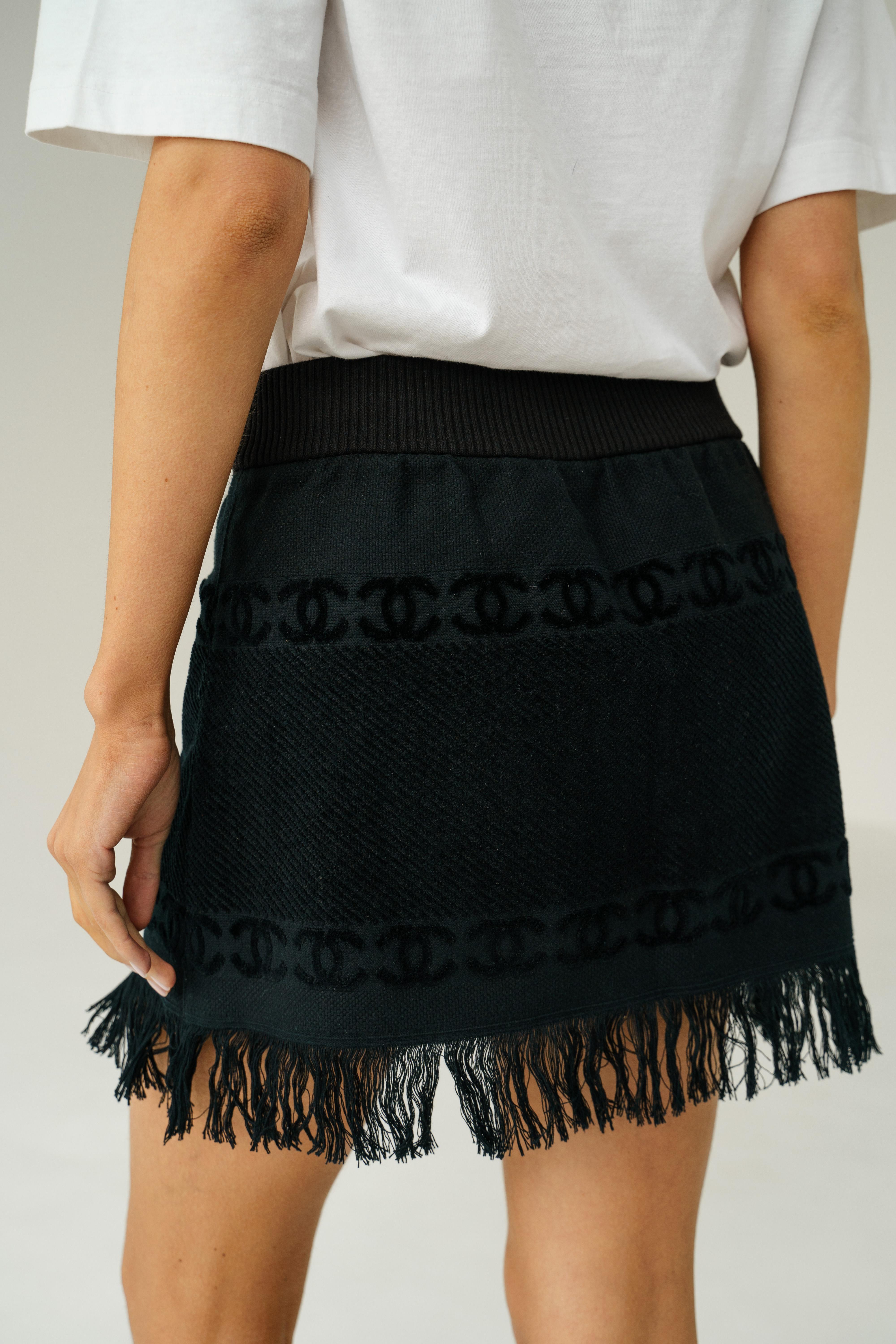 Chanel & Karl Lagerfeld for Chanel - Jupe à franges avec logo en tissu éponge noir en vente 1