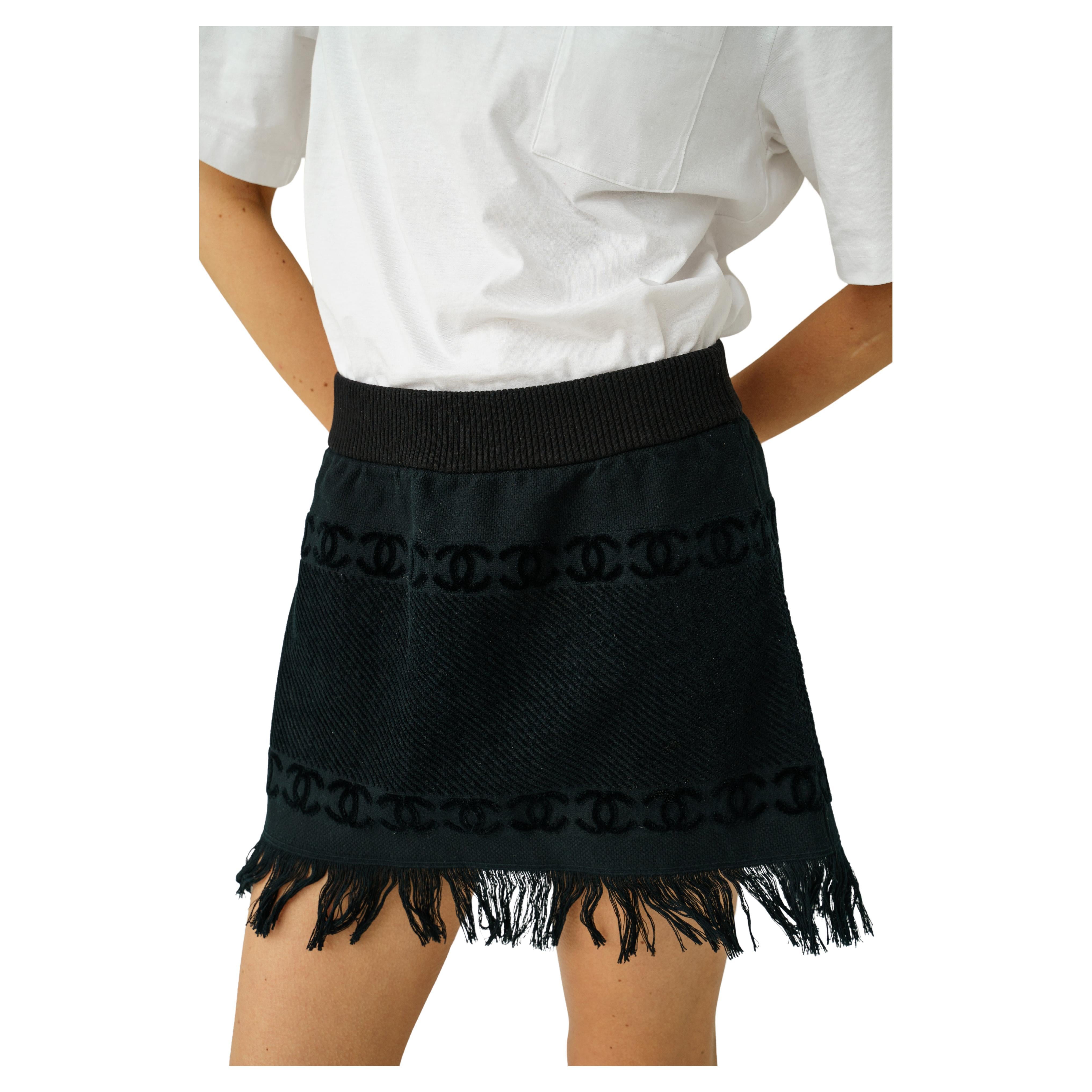 Chanel 
Karl Lagerfeld for Chanel - Jupe à franges avec logo en tissu éponge noir en vente