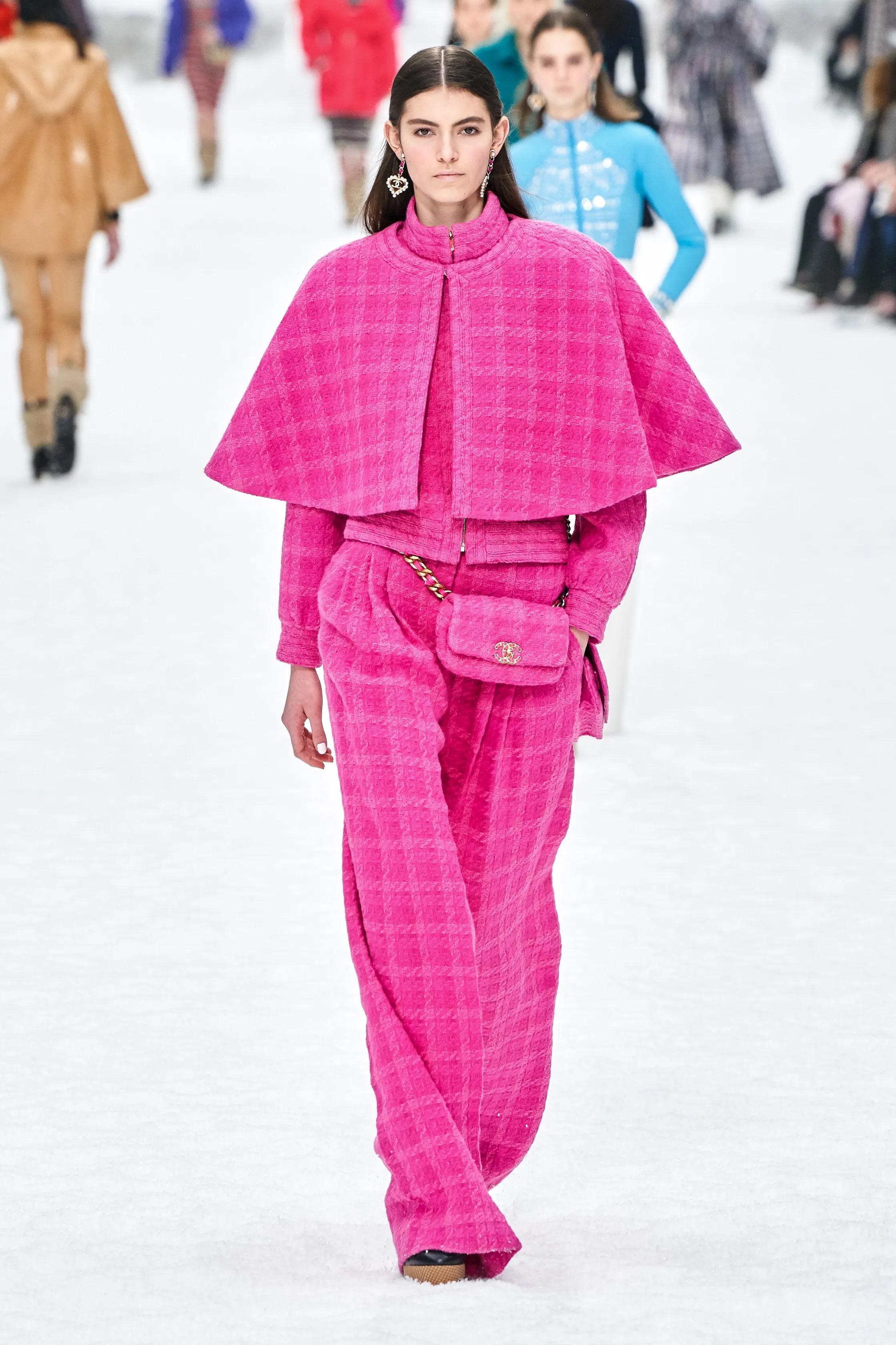 A standout piece from Karl Lagerfeld’s iconic final collection for Chanel, this FW19 bomber jacket embodies the maison's classic elegance with a modern edge. Crafted from luxurious pink tweed in a bold houndstooth pattern, it features a softly
